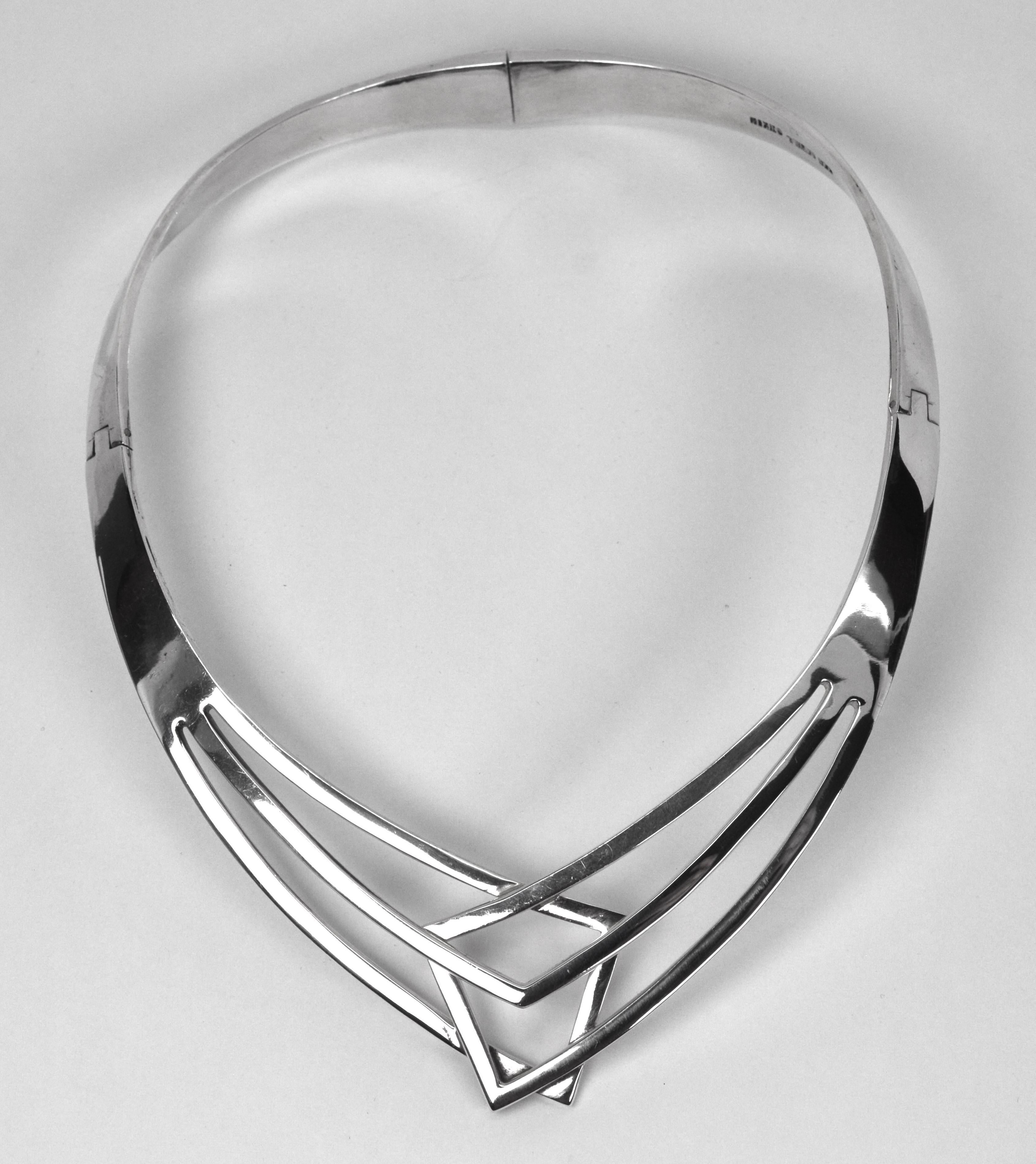 Collana con croce scolpita sul collare in argento sterling In condizioni buone in vendita a Mount Kisco, NY