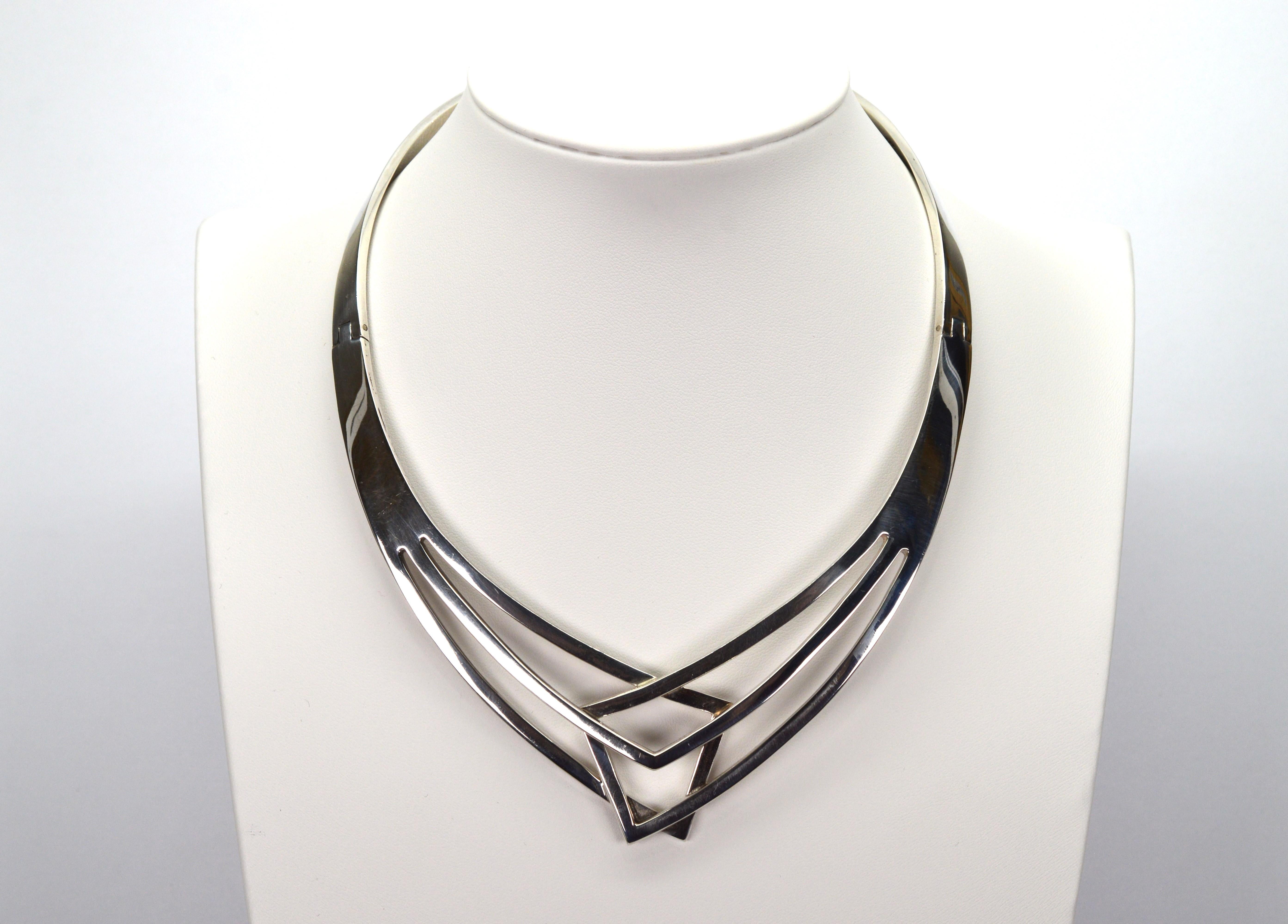 Donna Collana con croce scolpita sul collare in argento sterling in vendita