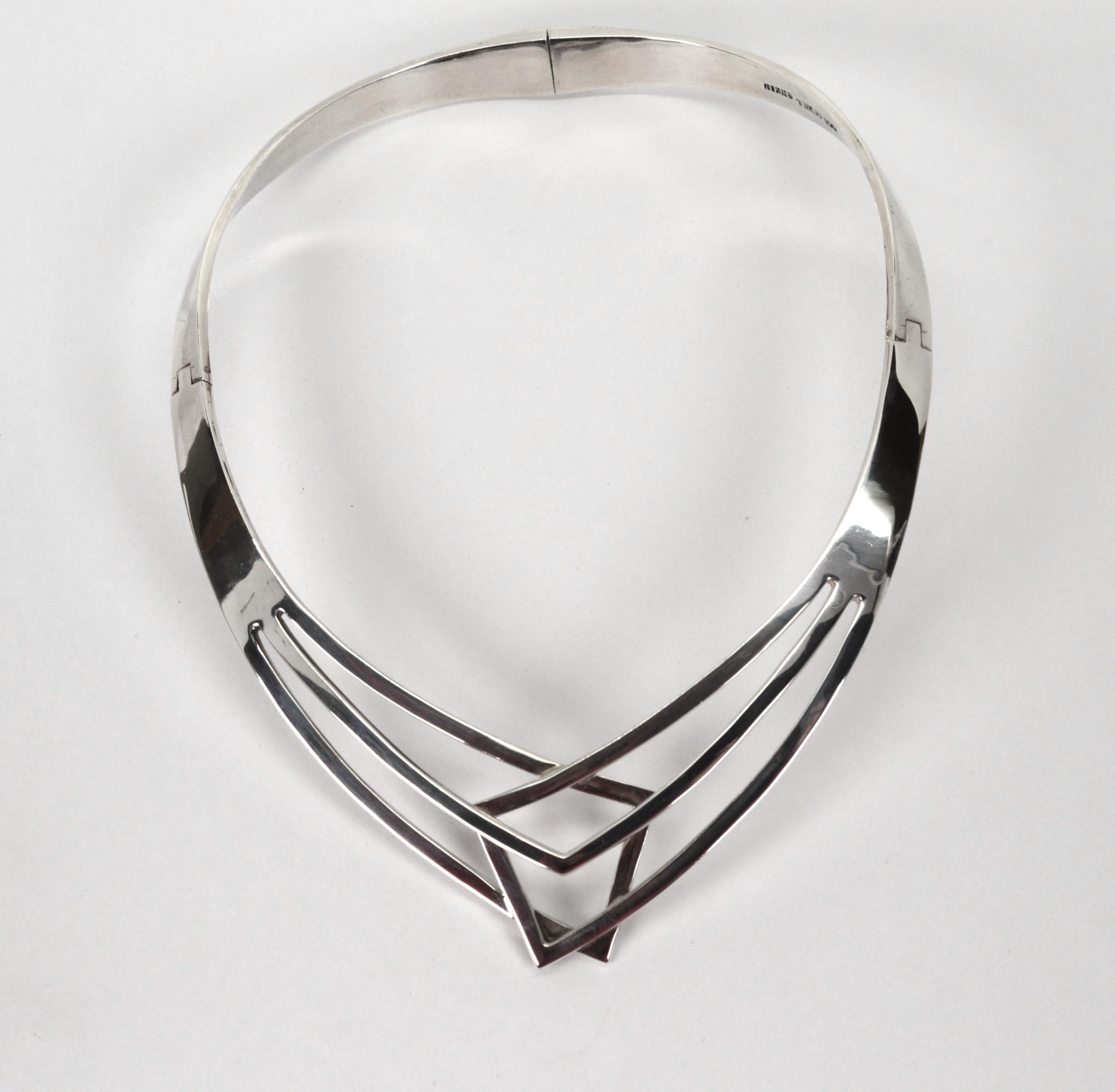 Collana con croce scolpita sul collare in argento sterling in vendita 1