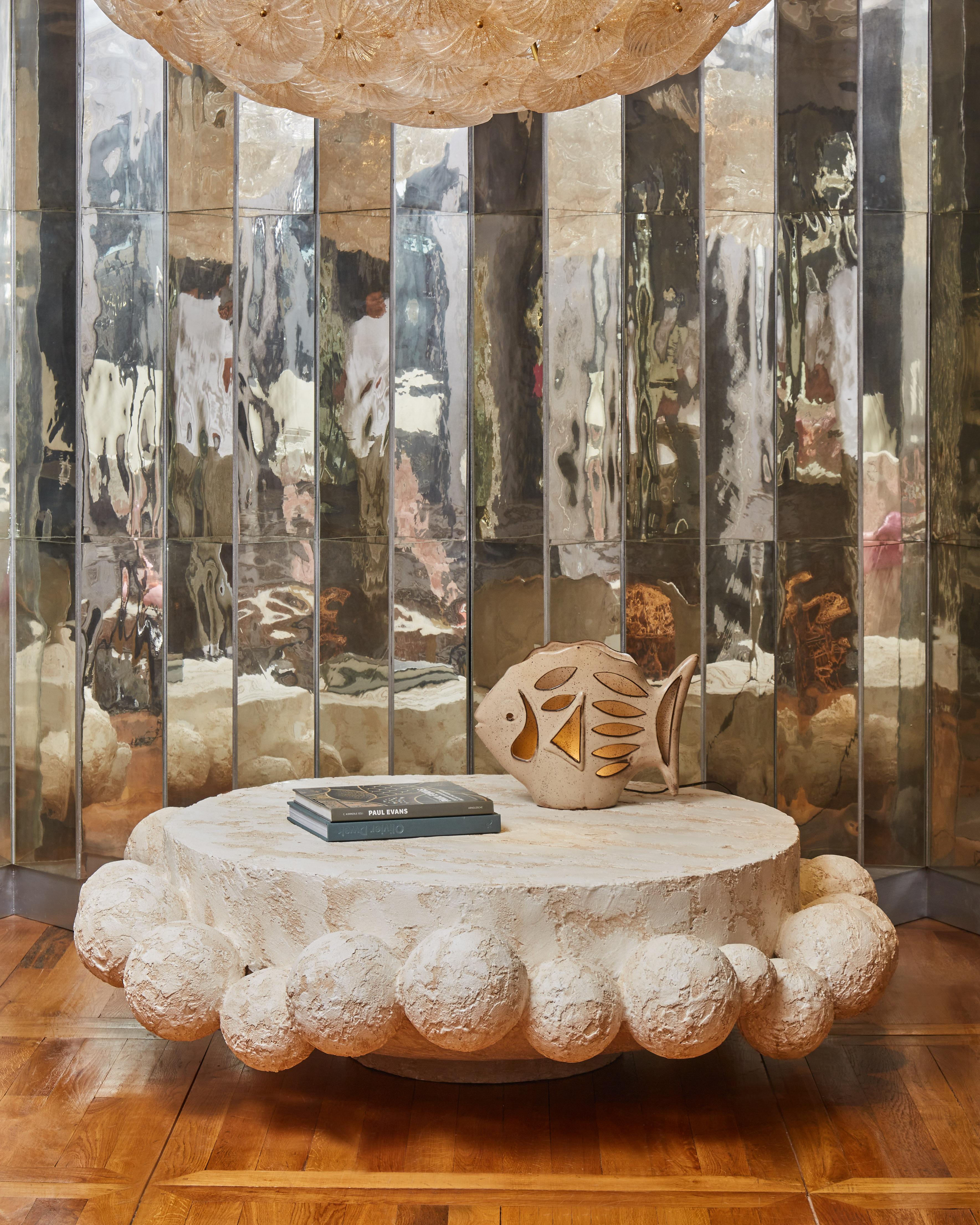 Table basse en résine, plâtre et poudre de pierre de travertin.
Pièce numérotée et signée par Nicolet. pour la Galerie Glustin
France, 2022.