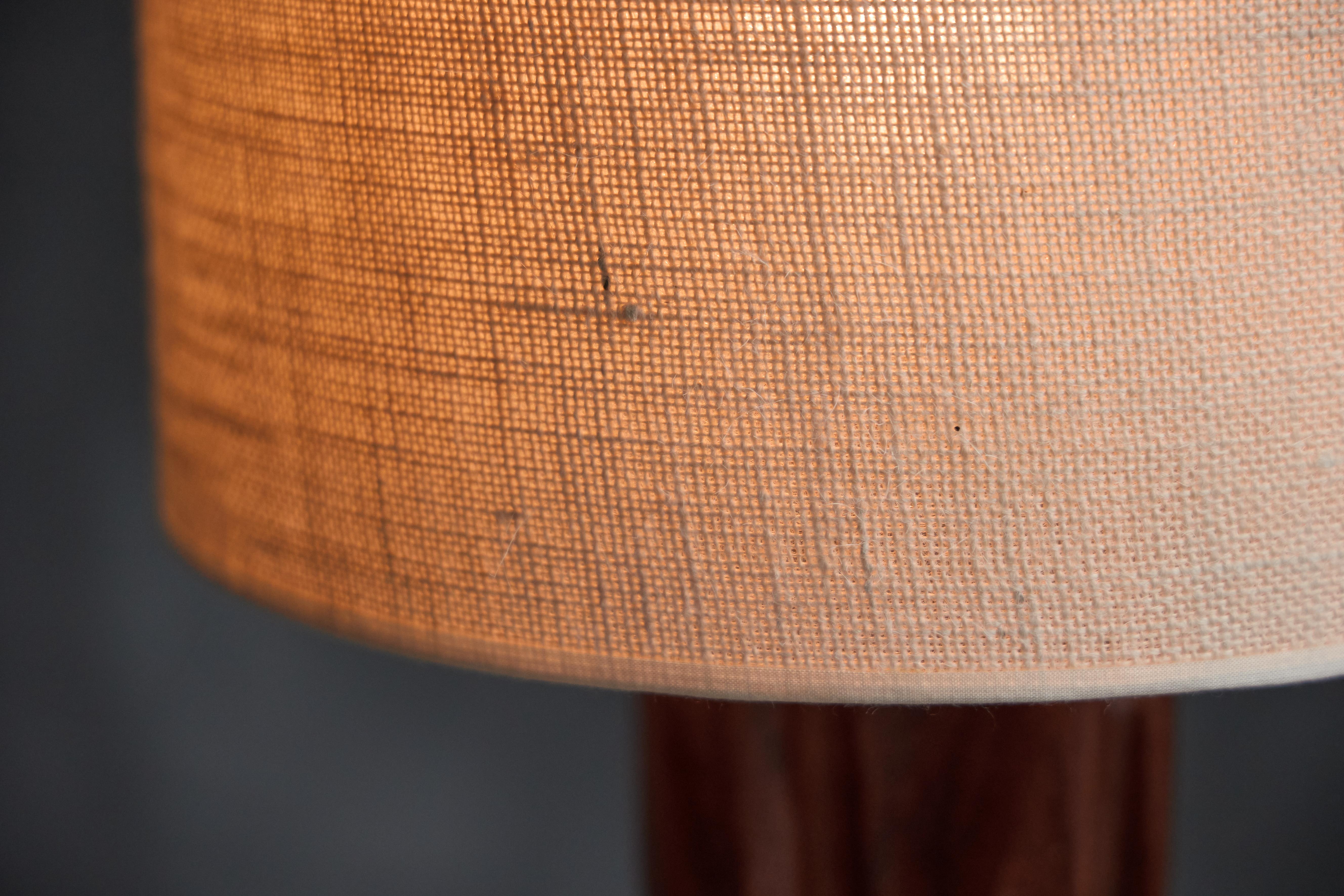 Lampada da tavolo scolpita di Gianni Pinna degli anni '70, realizzata in legno Wood Padouk. Sfoggia un'estetica robusta e brutalista che cattura i sensi. Incarnando un'epoca di design audace ed espressione artistica, questa lampada emana un fascino
