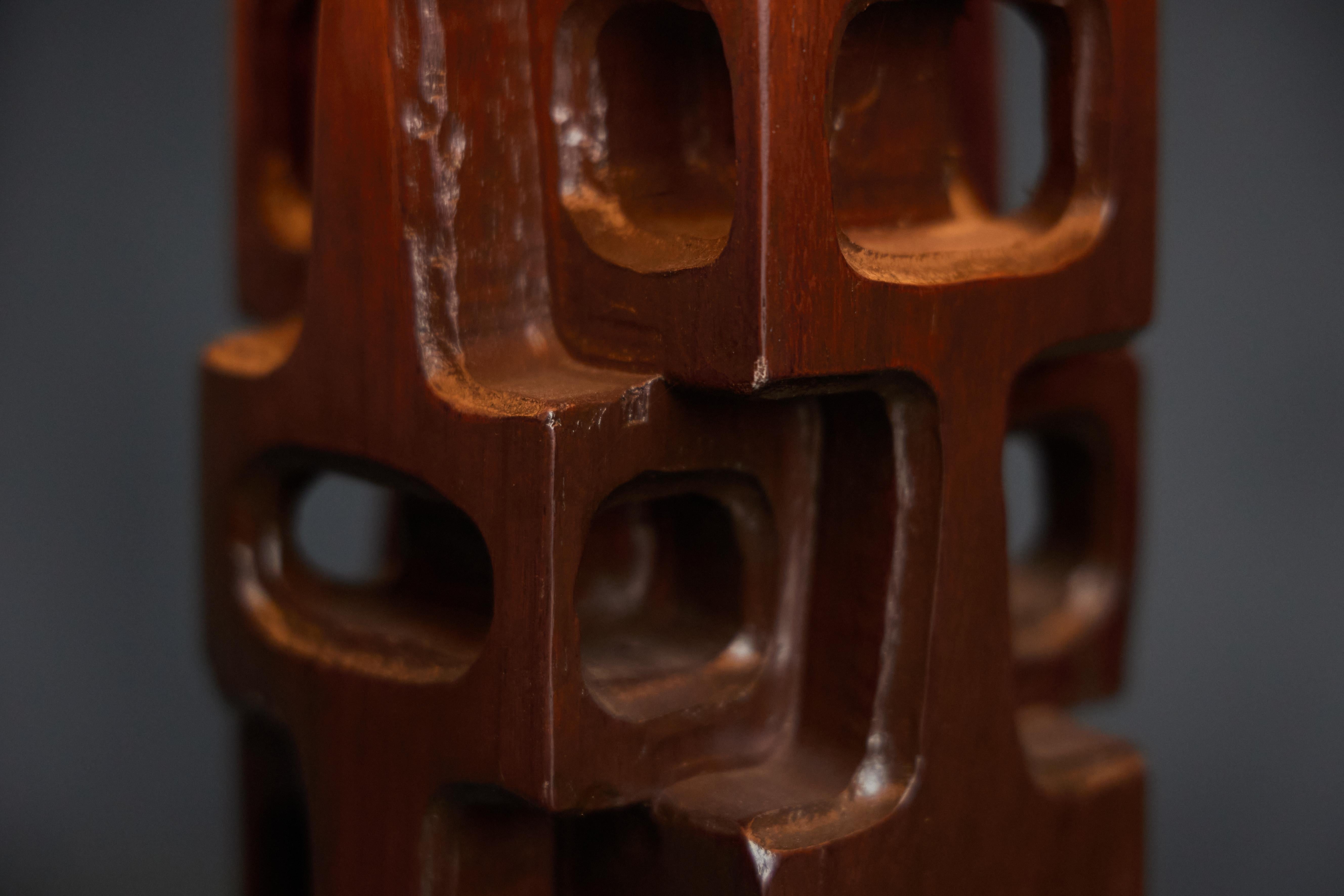Lampe de table sculptée de Gianni datant des années 1970 en Italie, fabriquée en bois de Legno Padouk. Il présente une esthétique robuste et brutale qui captive les sens. Incarnant une ère de design audacieux et d'expression artistique, cette lampe