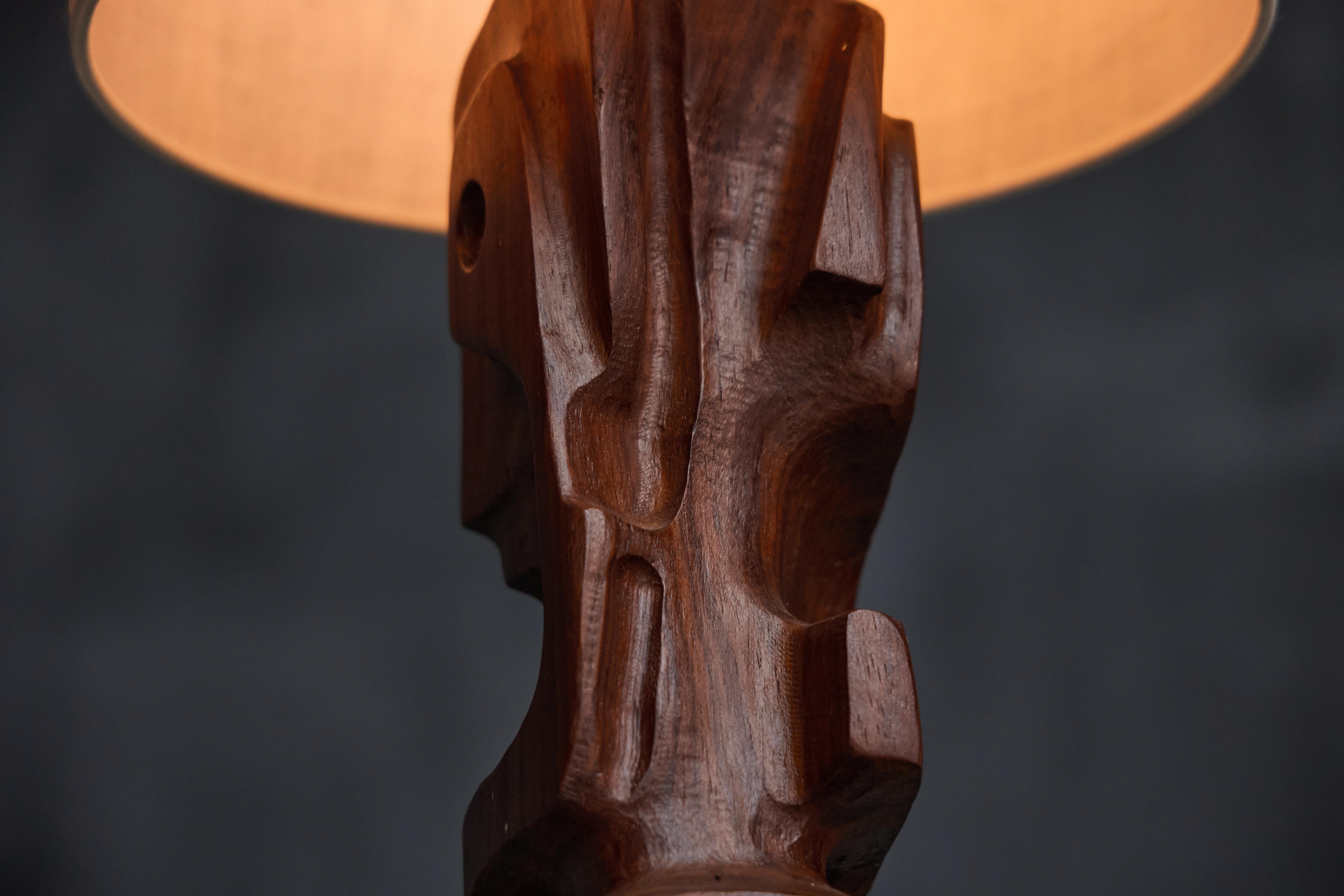 Legno Lampada da tavolo scolpita di Gianni Pinna, Italia, anni '70 in vendita