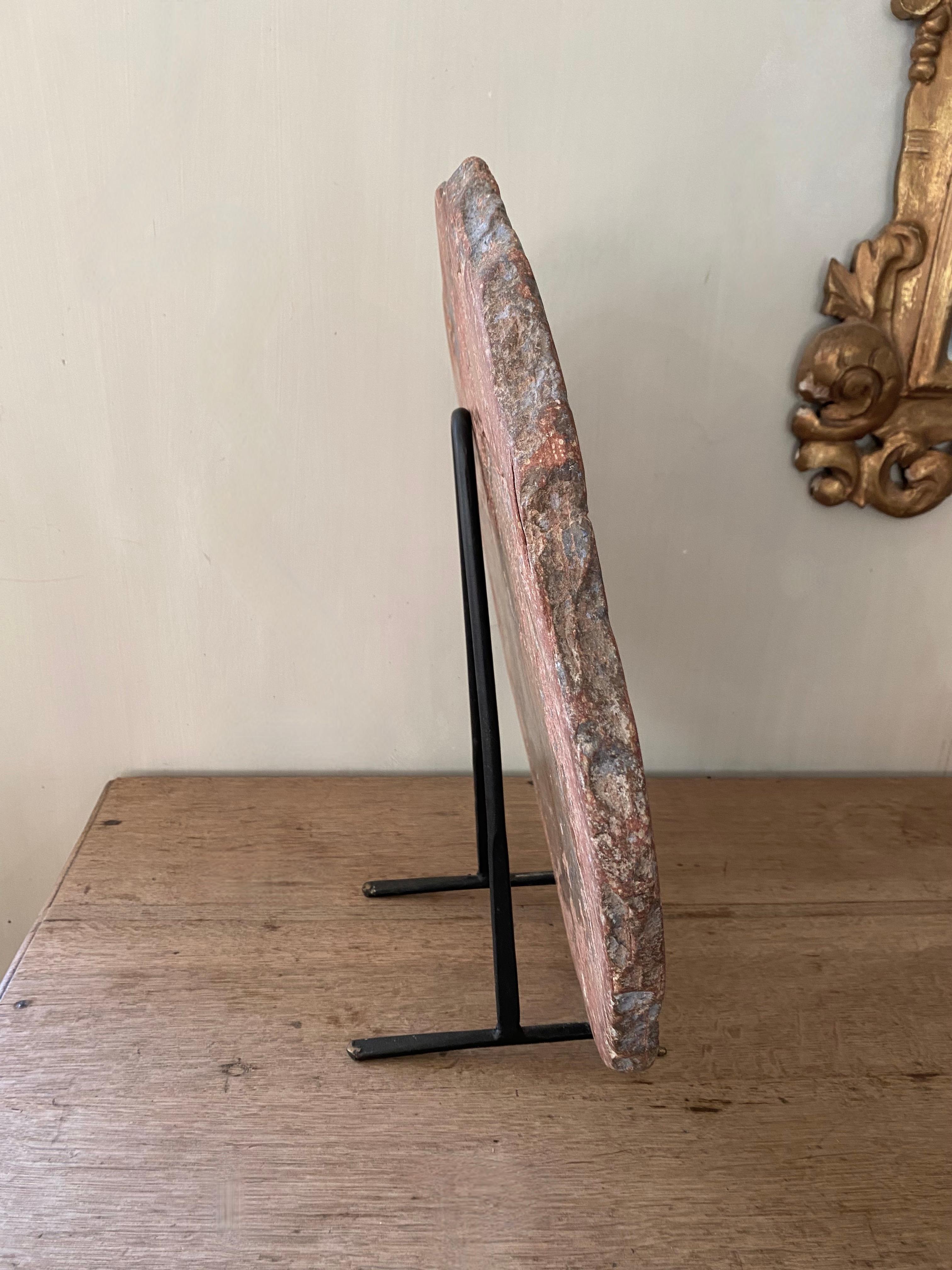 Sculpted Tablet On Base In Good Condition For Sale In Nijlen, BE