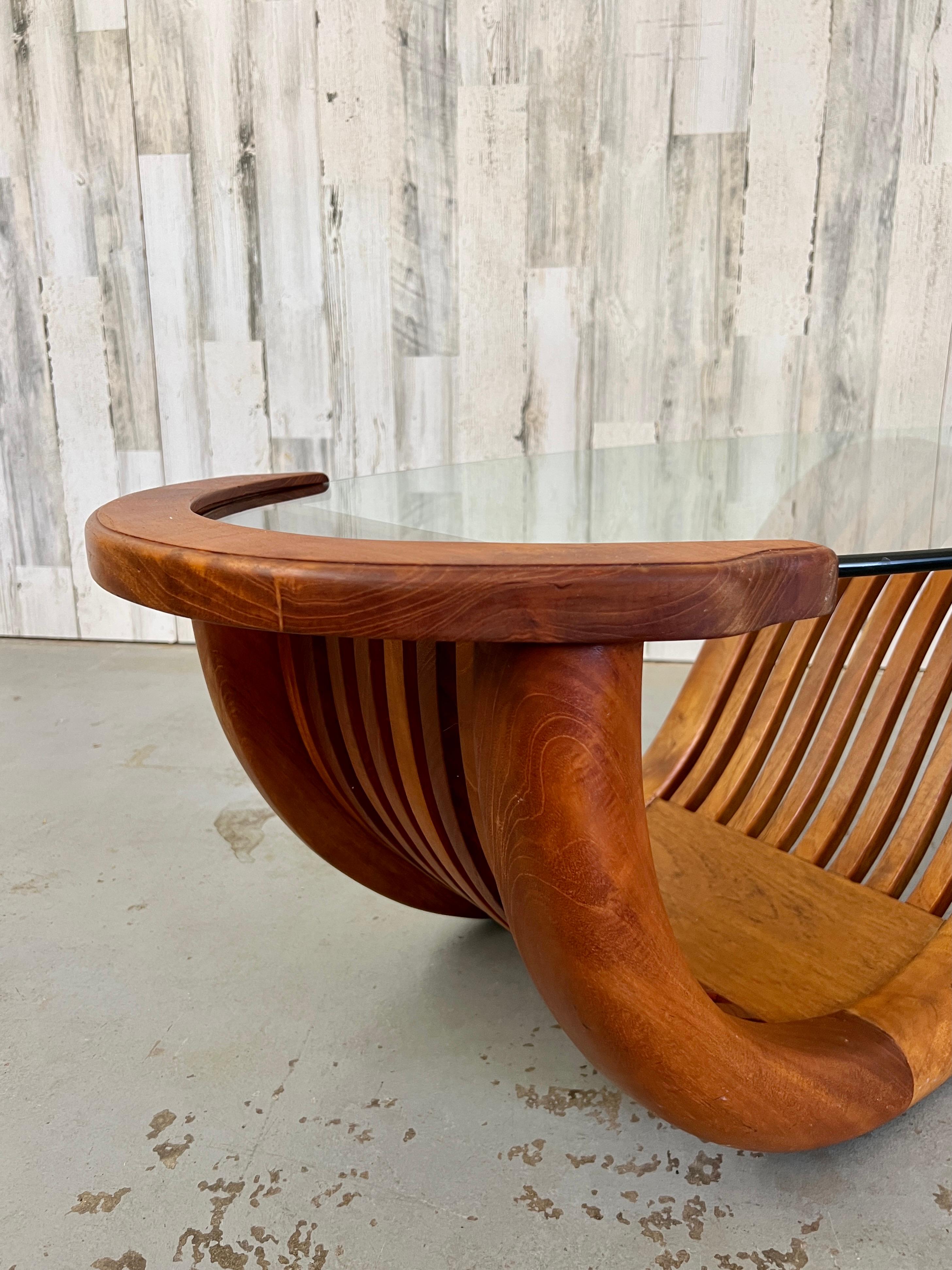 Table basse teck sculpté avec verre ovale en vente 4