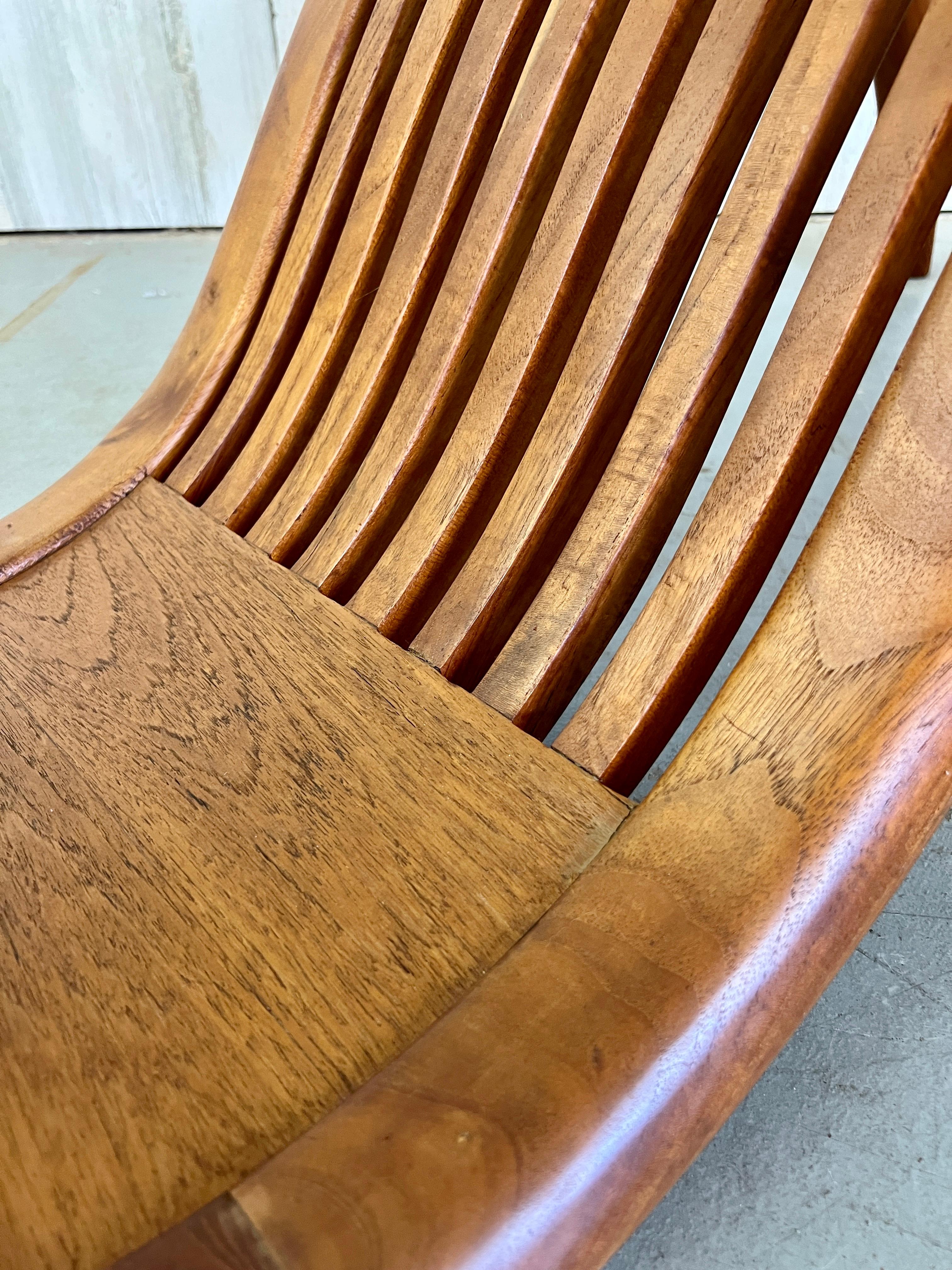 Table basse teck sculpté avec verre ovale en vente 5