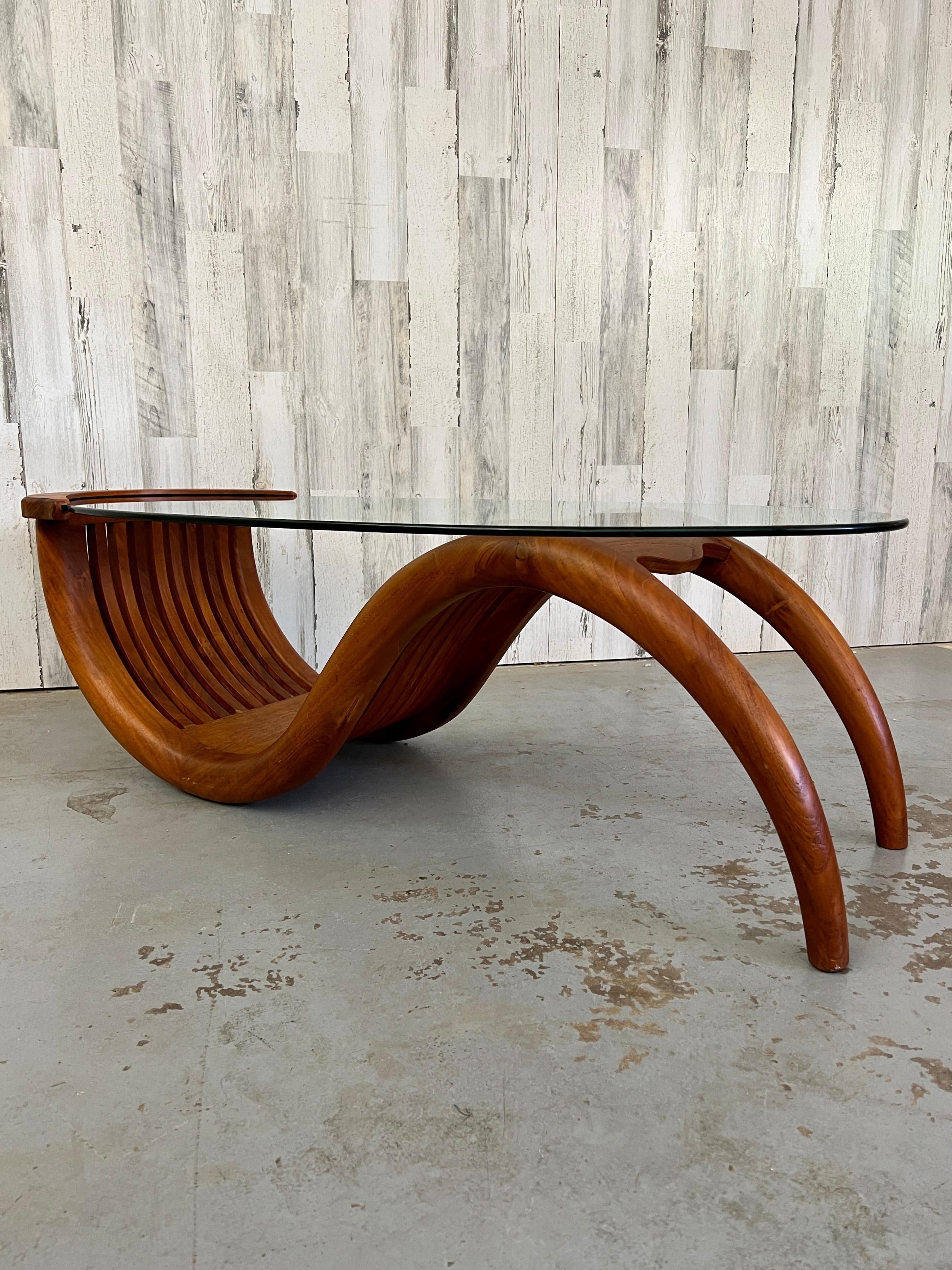 20ième siècle Table basse teck sculpté avec verre ovale en vente