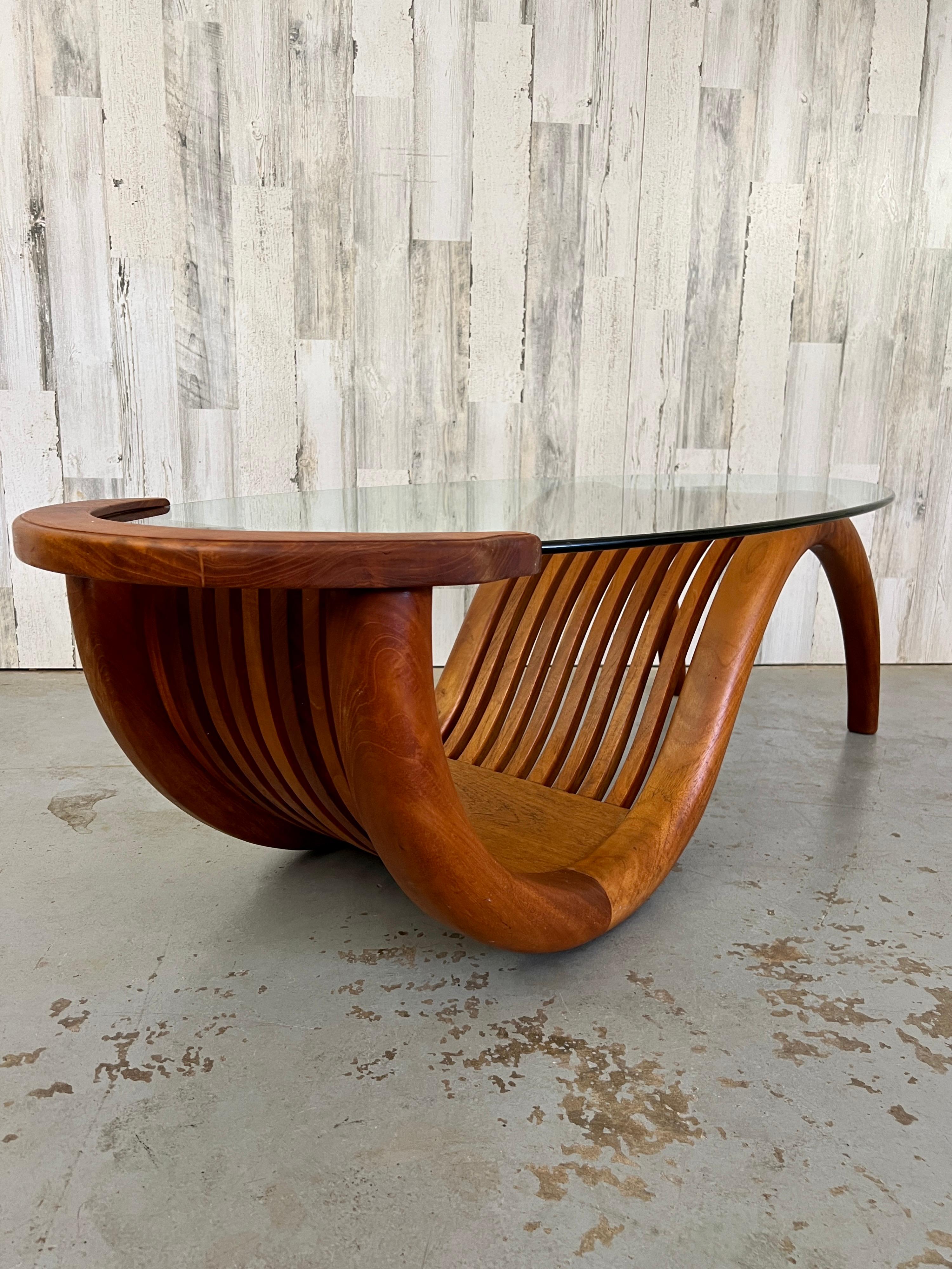 Table basse teck sculpté avec verre ovale en vente 2