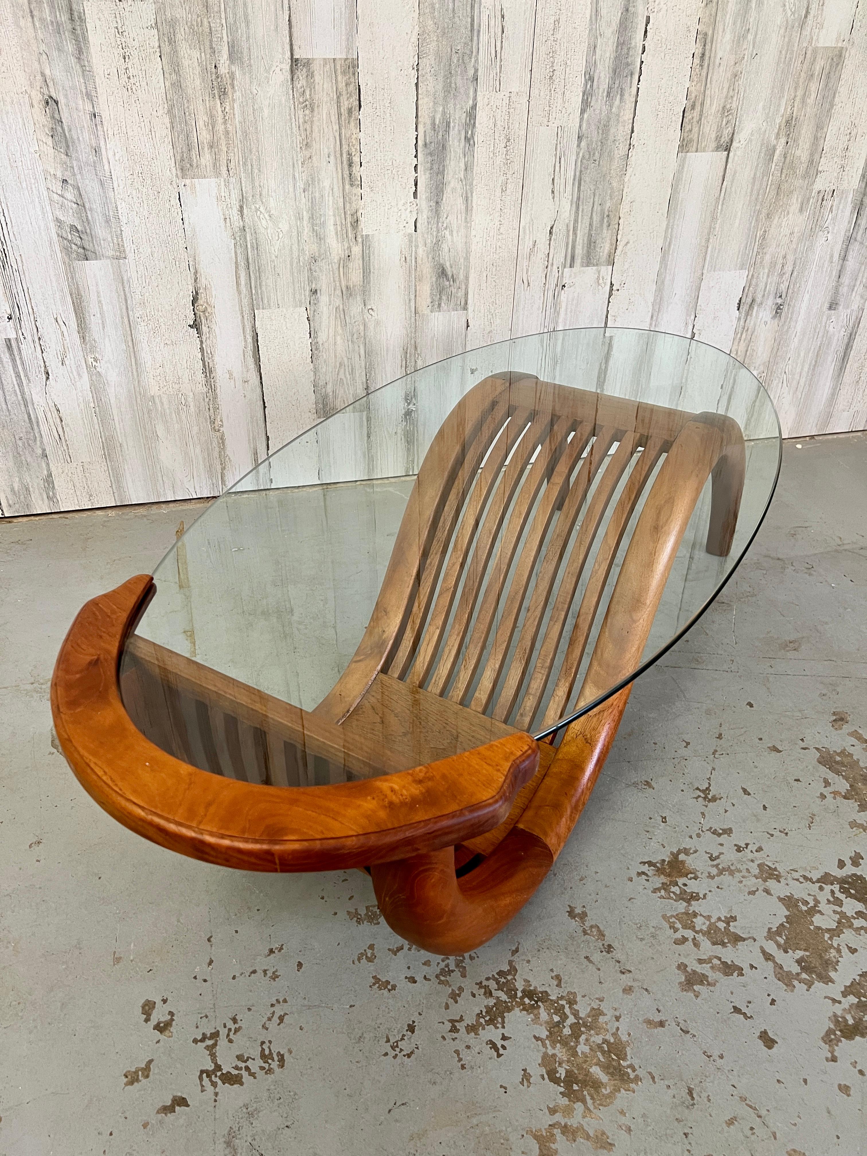 Table basse teck sculpté avec verre ovale en vente 3