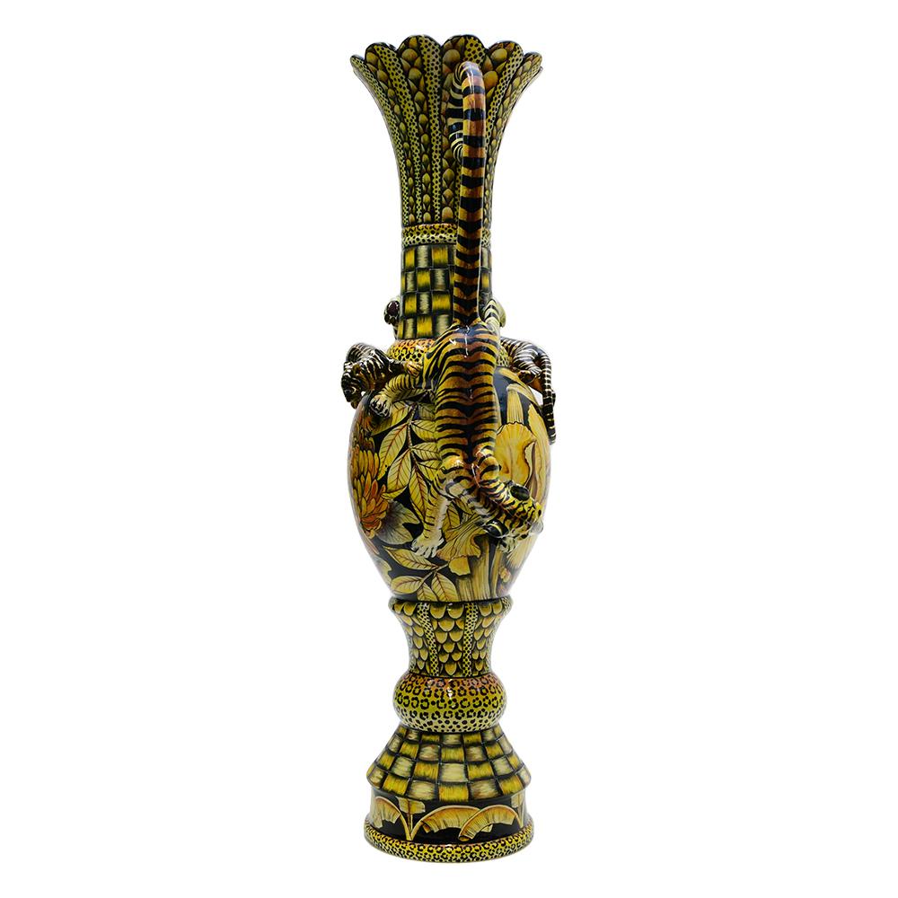 Cerámica hecha a mano - Única
La Cerámica Senzo Duma forma parte de un movimiento moderno del arte cerámico sudafricano que mezcla el realismo con formas estilizadas, a menudo caprichosas. El estudio es conocido por sus obras esculpidas y pintadas a