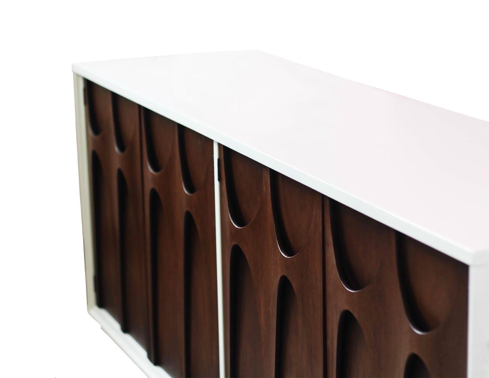 Credenza esculpida de dos tonos Brasilia en nogal de Broyhill Moderno de mediados de siglo en venta