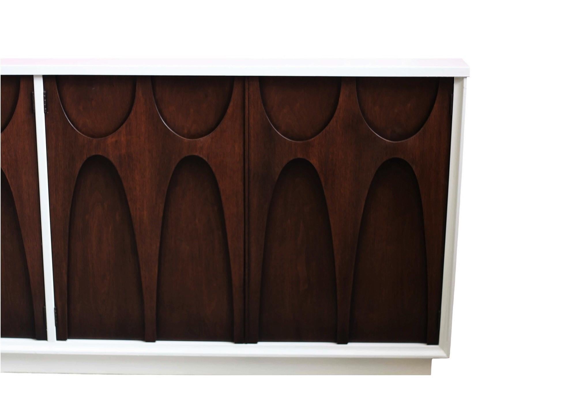 Credenza esculpida de dos tonos Brasilia en nogal de Broyhill Estadounidense en venta