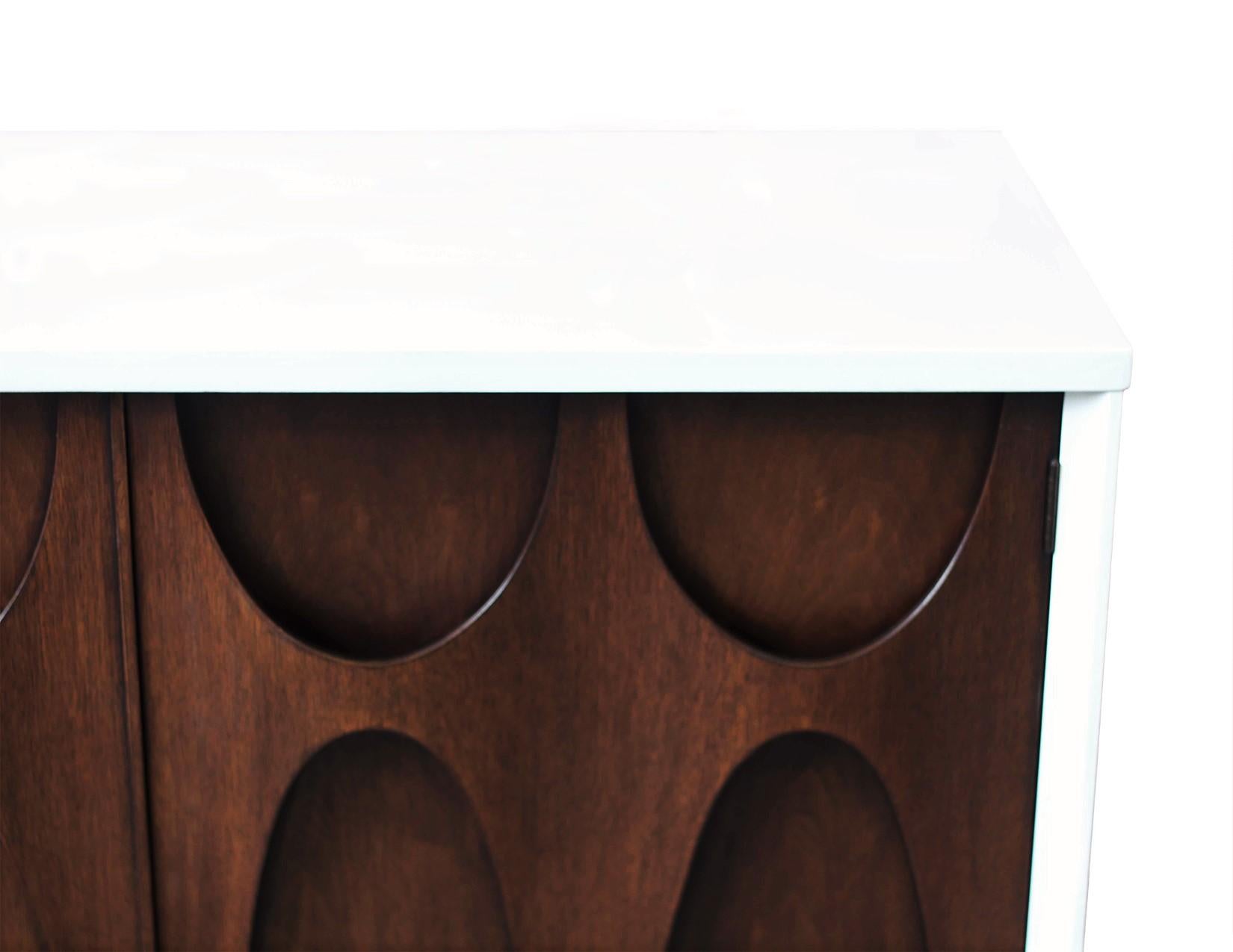 Credenza esculpida de dos tonos Brasilia en nogal de Broyhill Lacado en venta