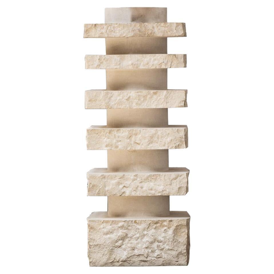 Geformte Vase aus einem ganzen Kalksteinblock von Desia Ava 