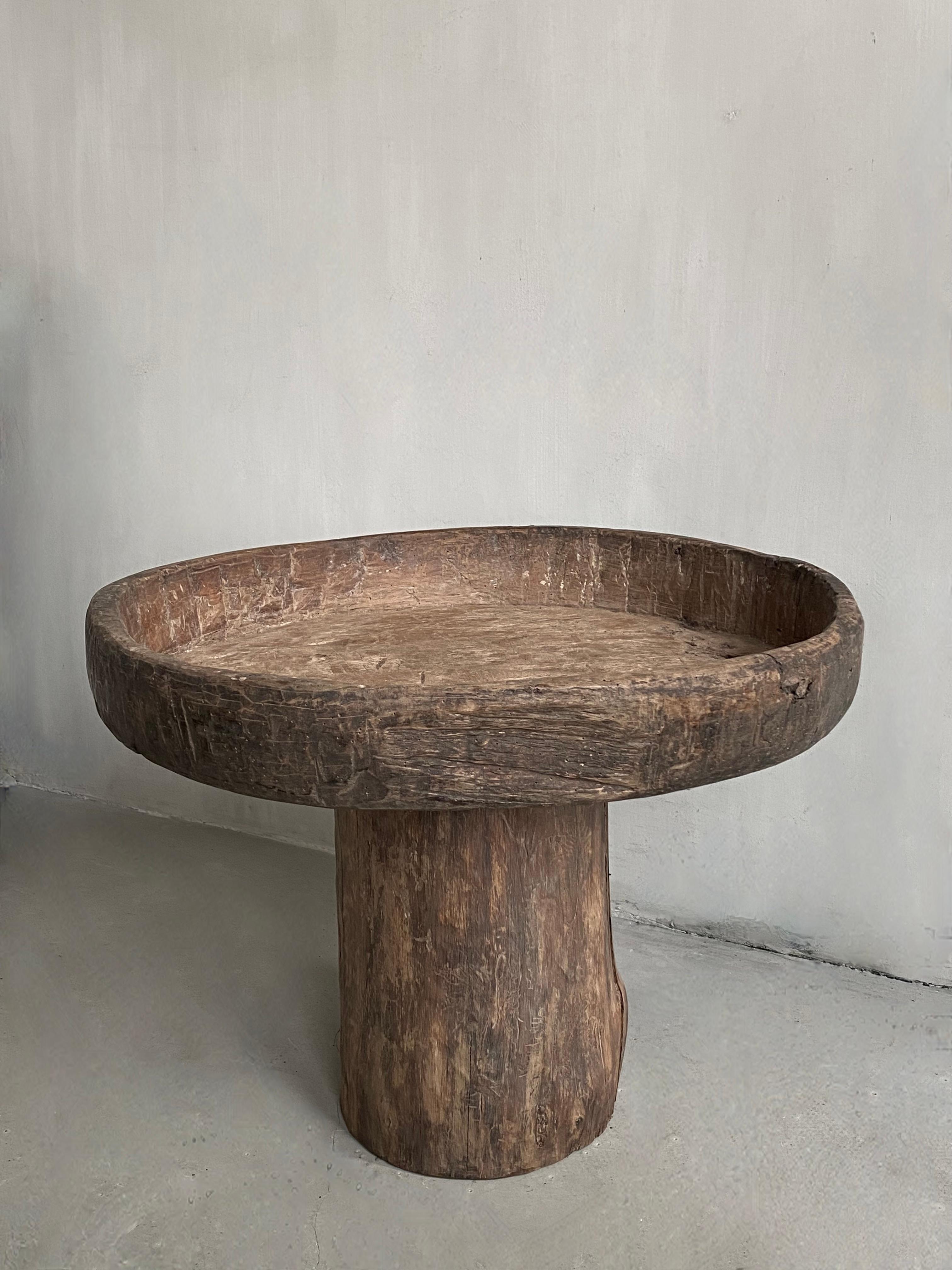 Sculpted Wabi Sabi Side table In Good Condition In Nijlen, BE