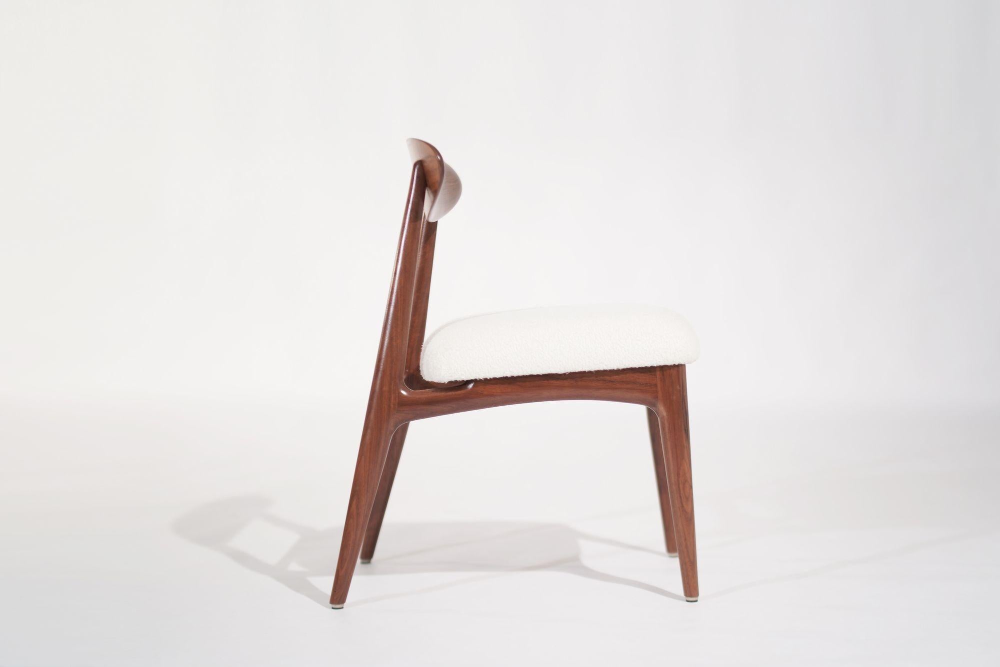 Schreibtischstuhl aus geschnitztem Nussbaumholz von C. Stan Morris, 1967 hergestellt und von Stamford Modern sorgfältig restauriert. Mit seinem luxuriösen Mohairbezug verkörpert dieser Sessel Komfort und Raffinesse zugleich. Das skulpturale Gestell