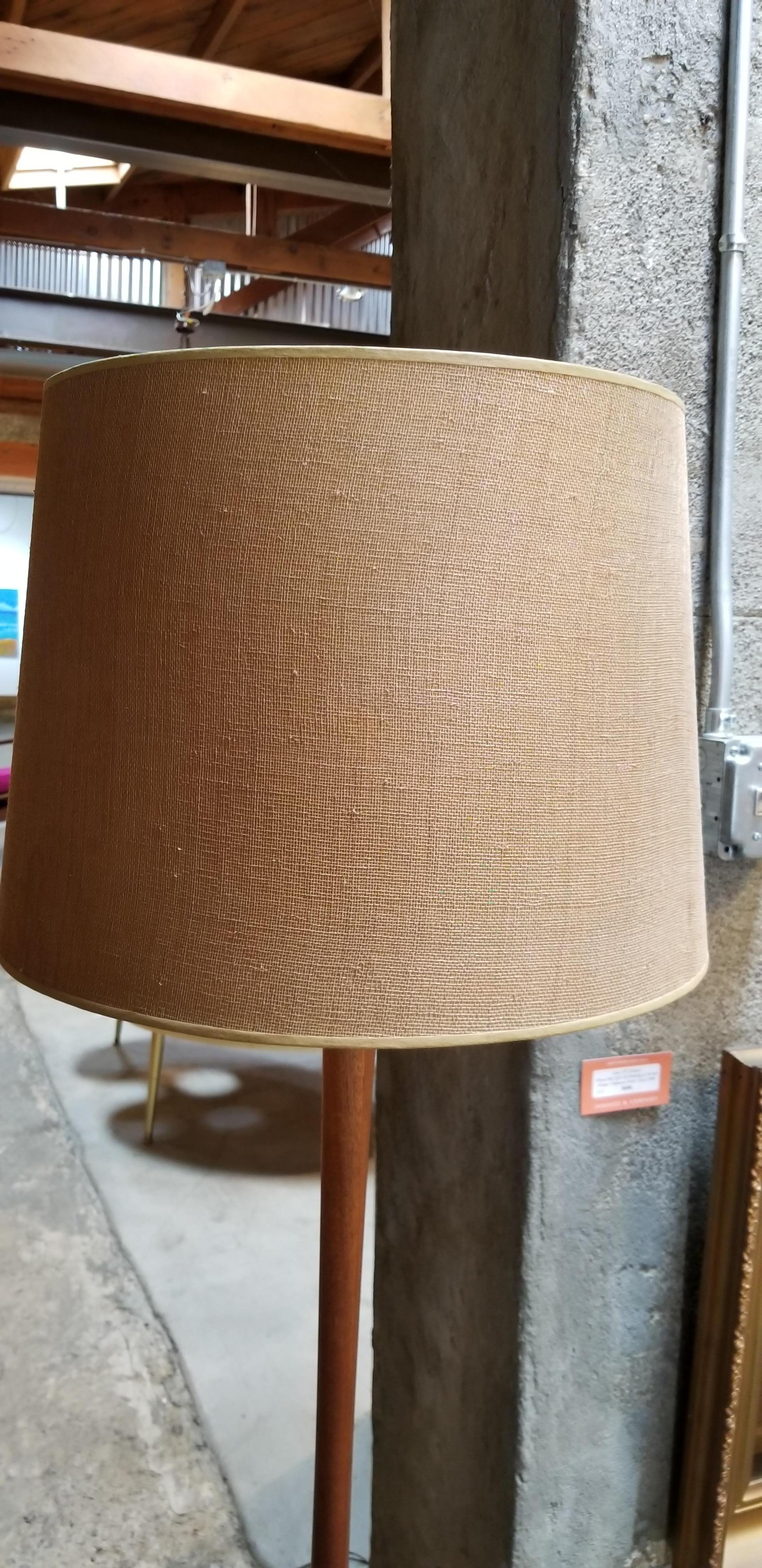 Sculpted Walnut Floor Lamp by Laurel Lamp Company In Good Condition For Sale In Fulton, CA