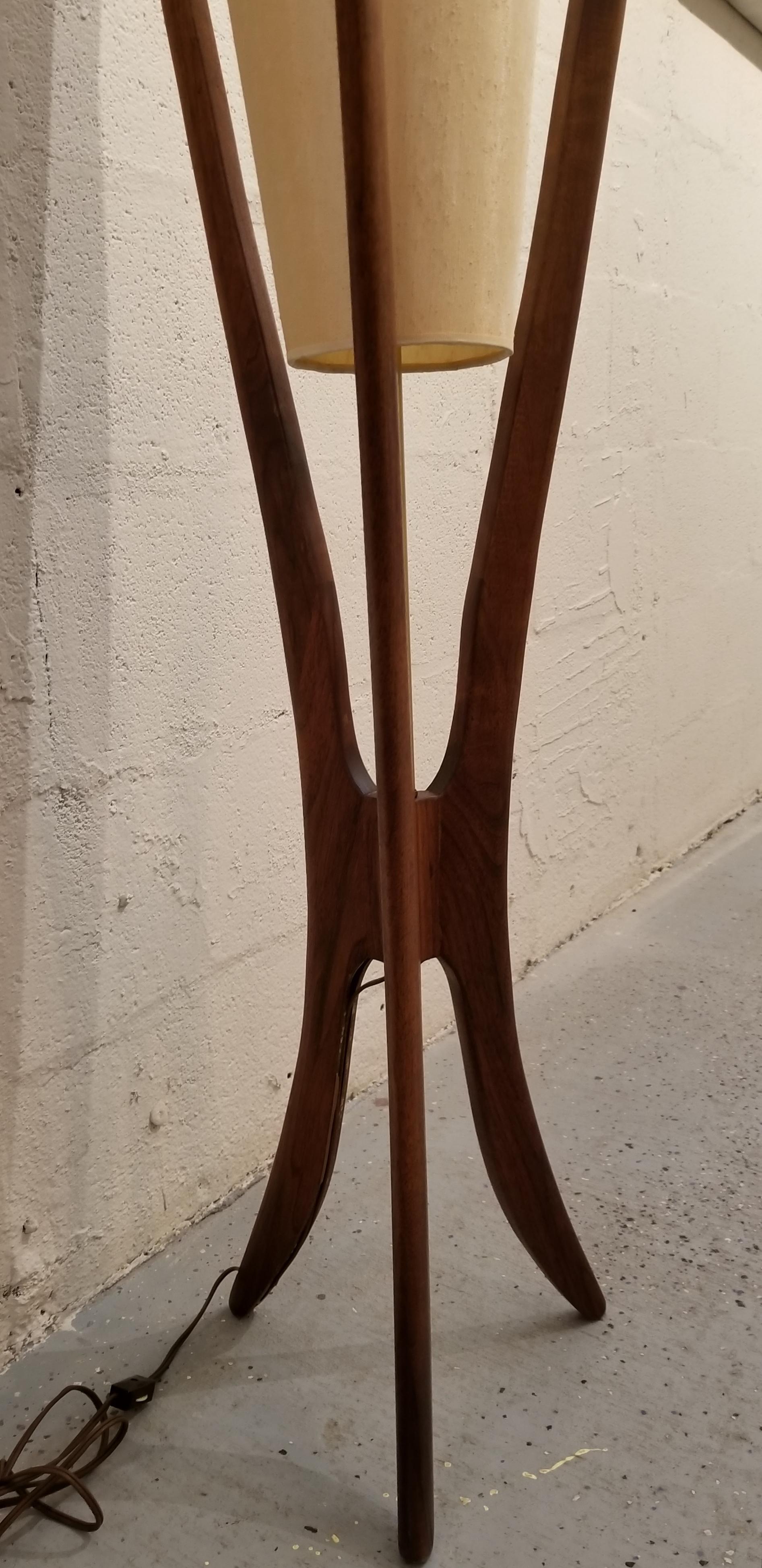 Sculpted Walnut Floor Lamp In Good Condition In Fulton, CA