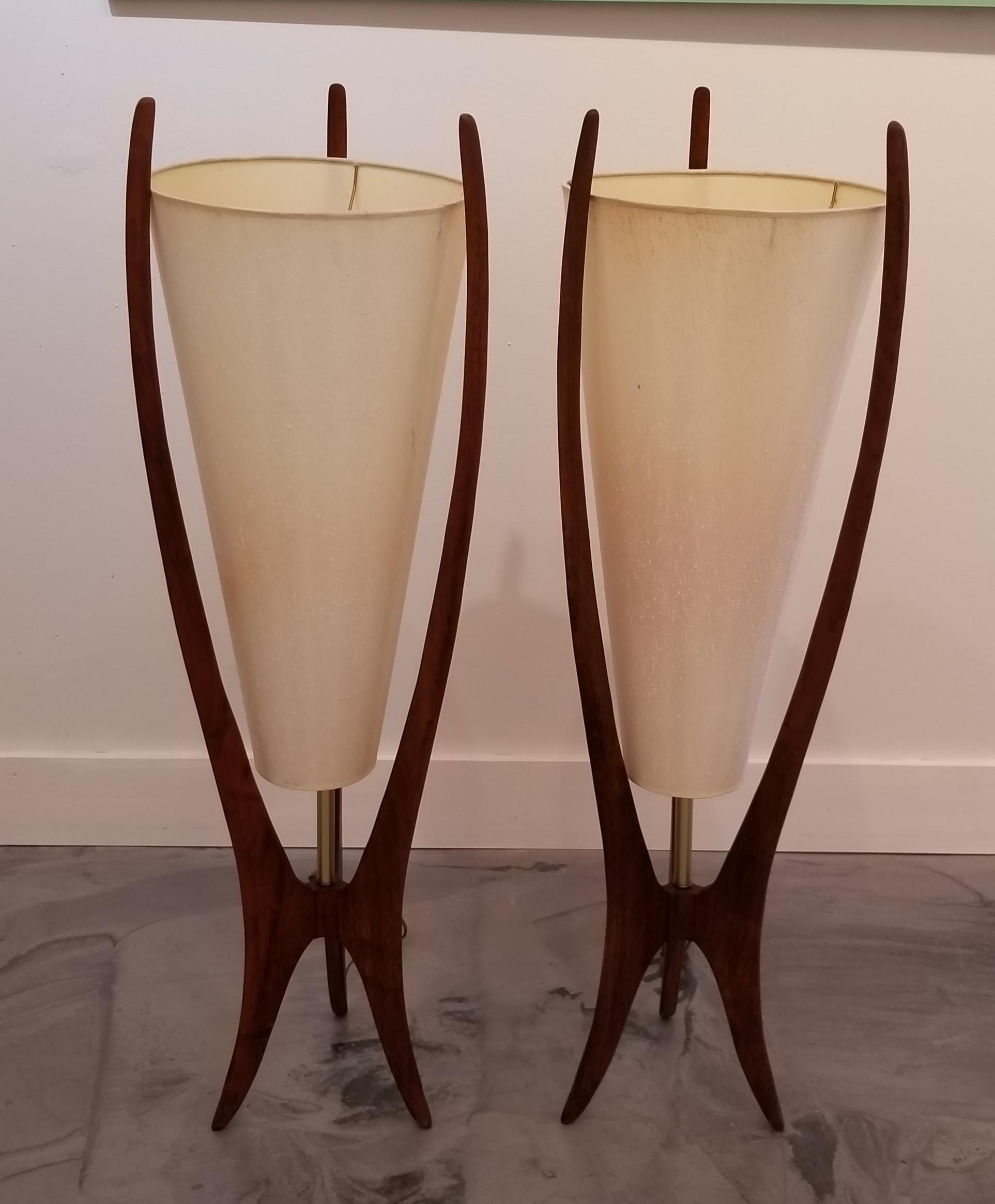 An exceptional pair of gracefully sculpted solid walnut Mid-Century Modern table or floor lamps. Retaining original conical shades. In the manner of Modeline and Adrian Pearsall. Classic Danish modern and American design during the mid-20th century.