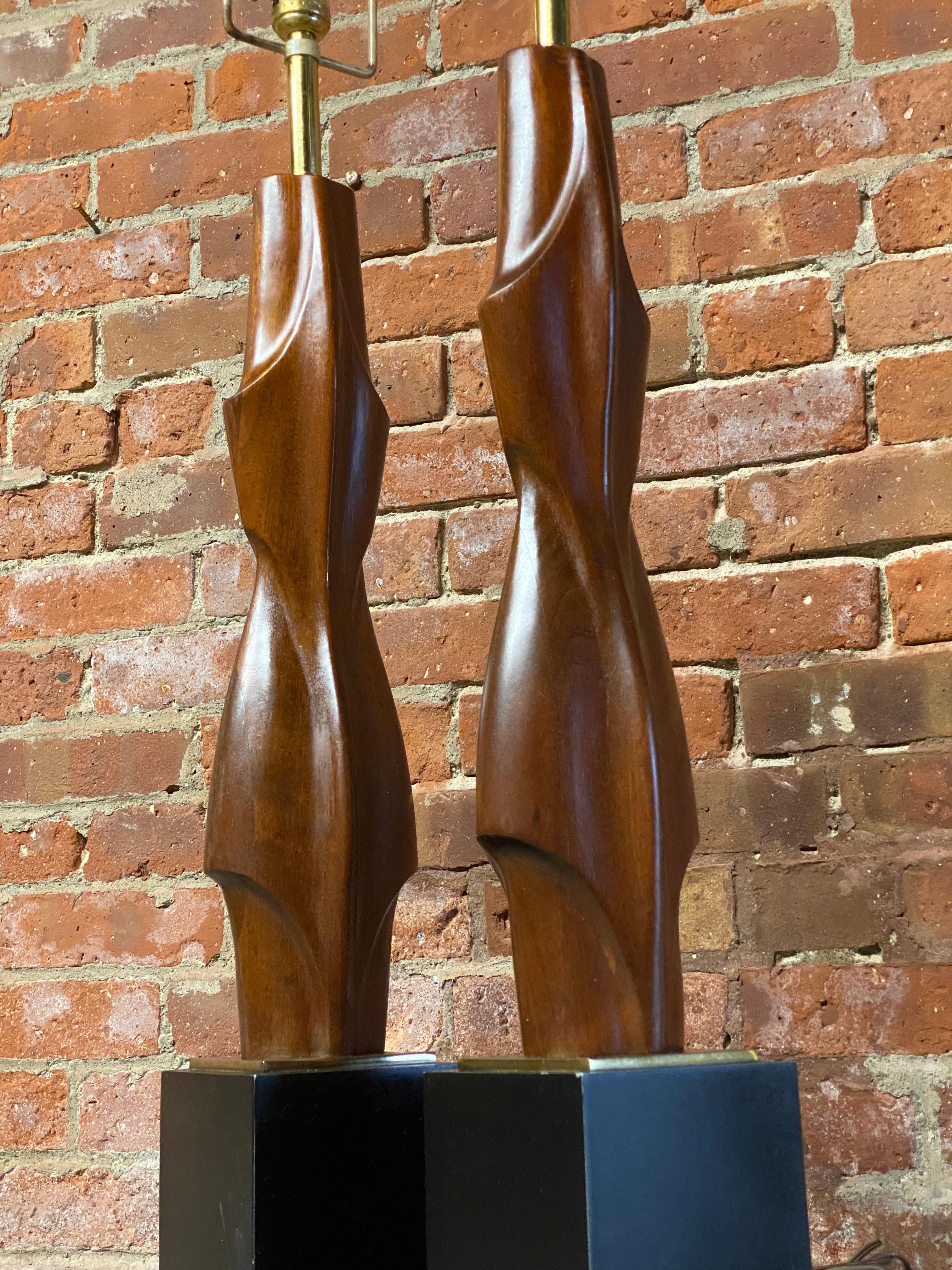 Paire de lampes de table Laurel en noyer sculpté en vente 3