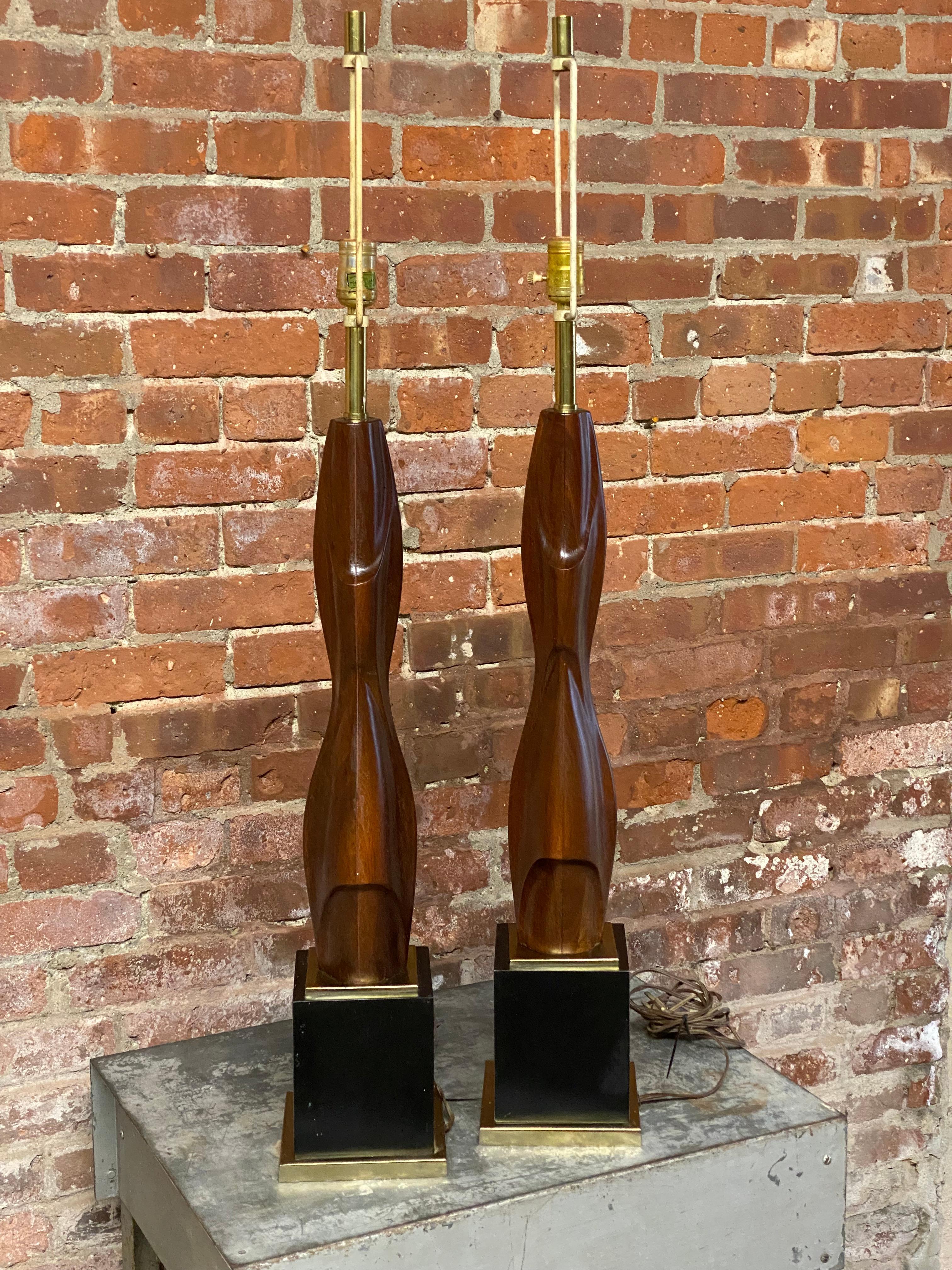 Américain Paire de lampes de table Laurel en noyer sculpté en vente