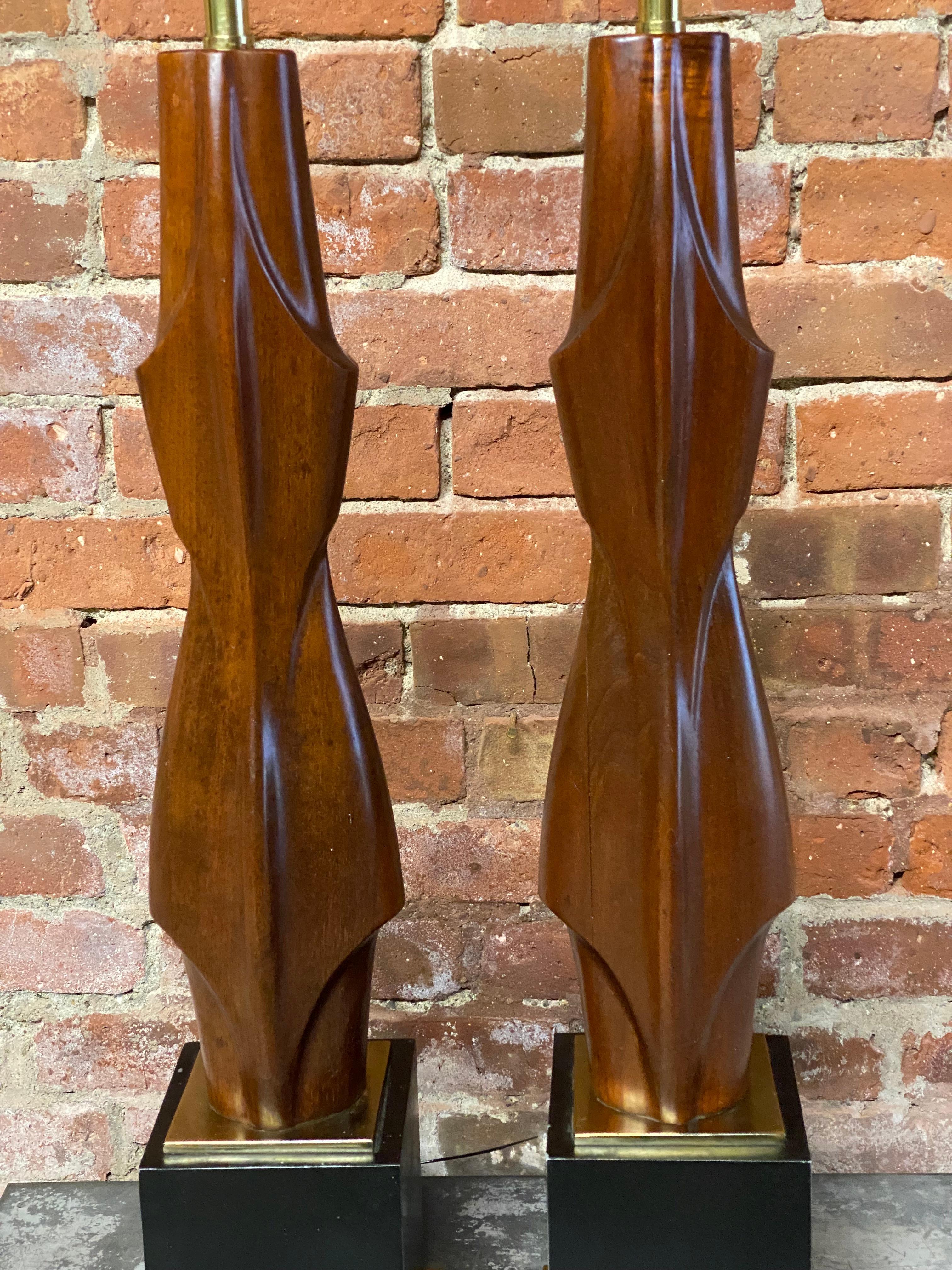 Milieu du XXe siècle Paire de lampes de table Laurel en noyer sculpté en vente