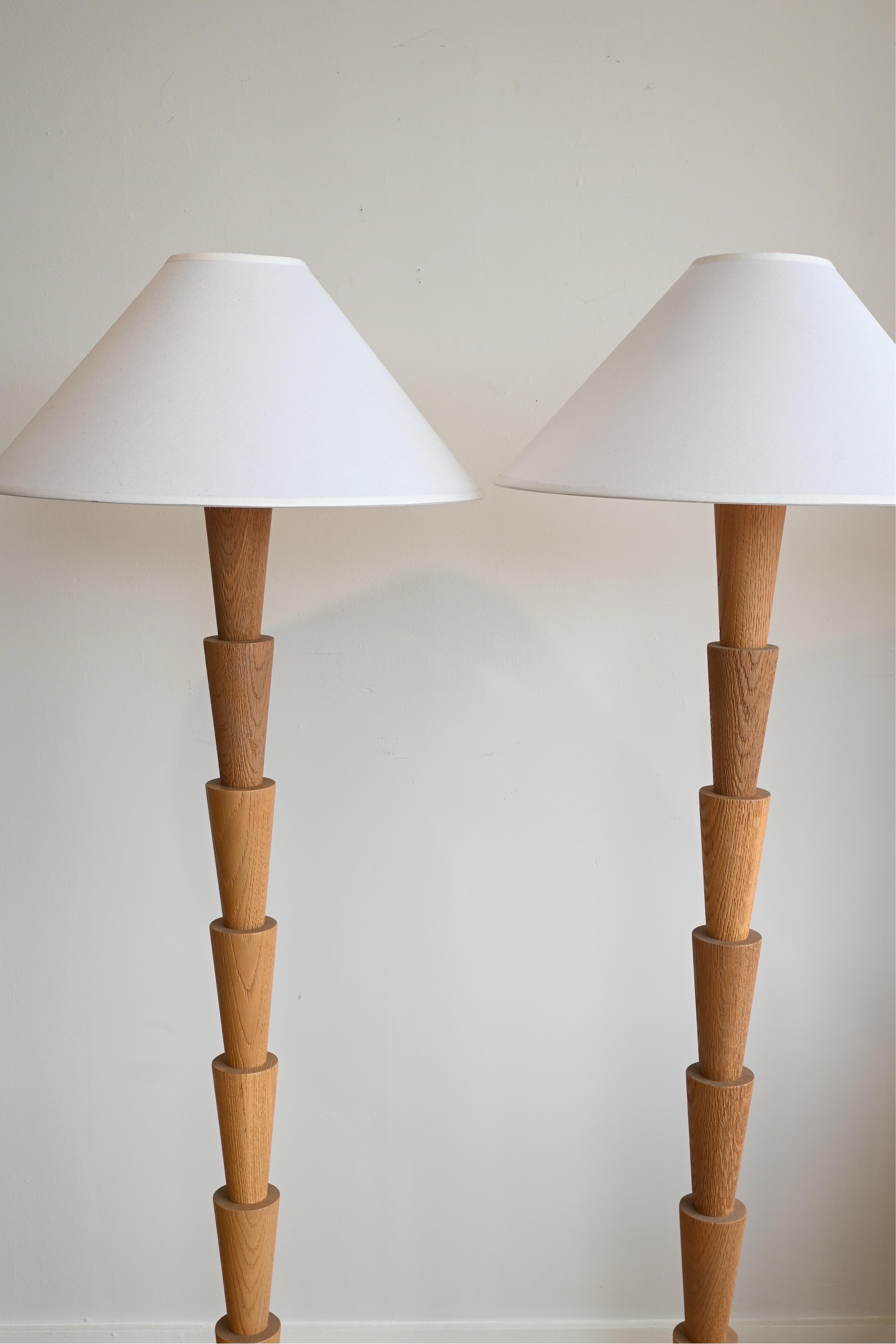 Moderne Lampadaires en chêne blanc sculpté en vente