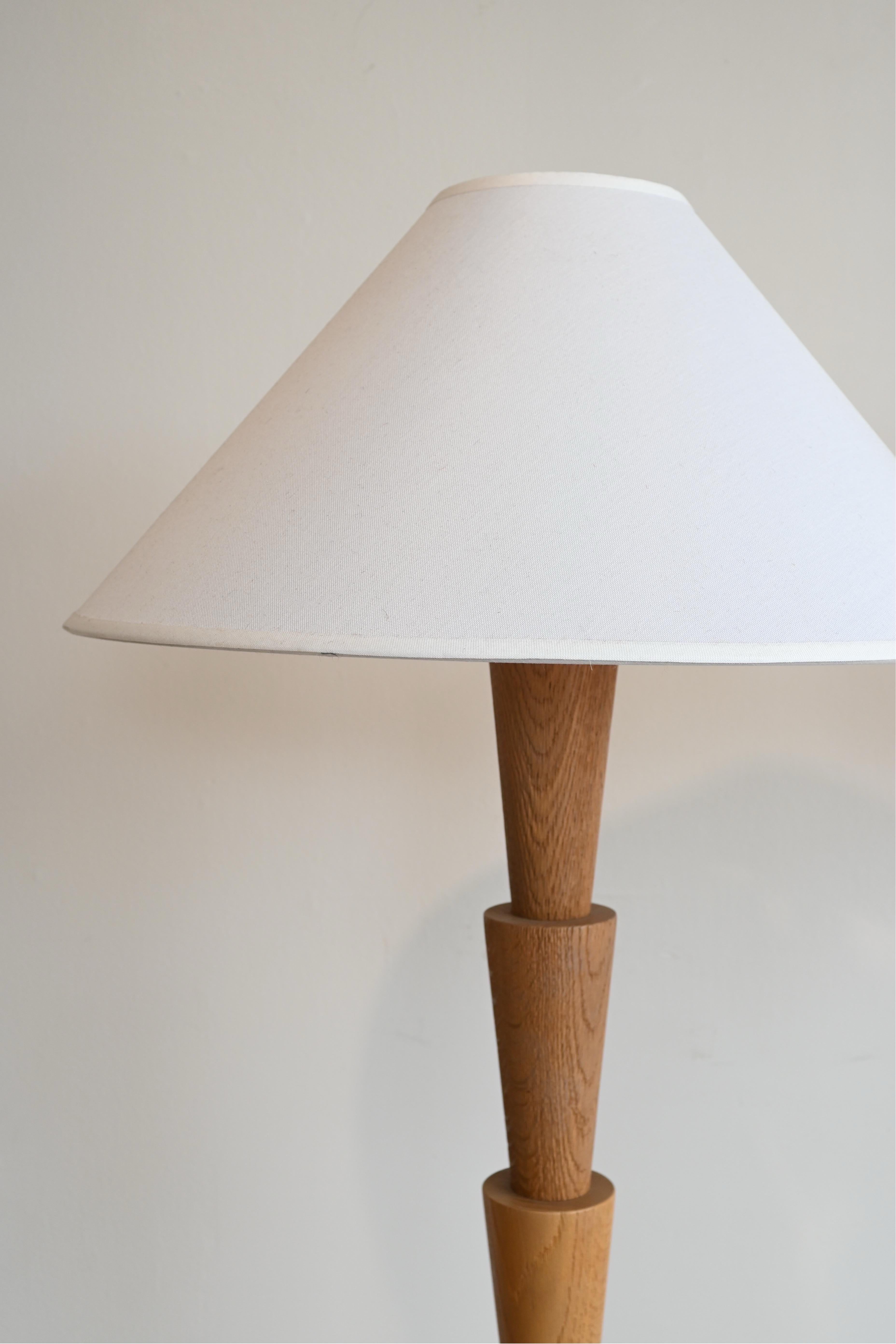 Lampadaires en chêne blanc sculpté Bon état - En vente à Hudson, NY
