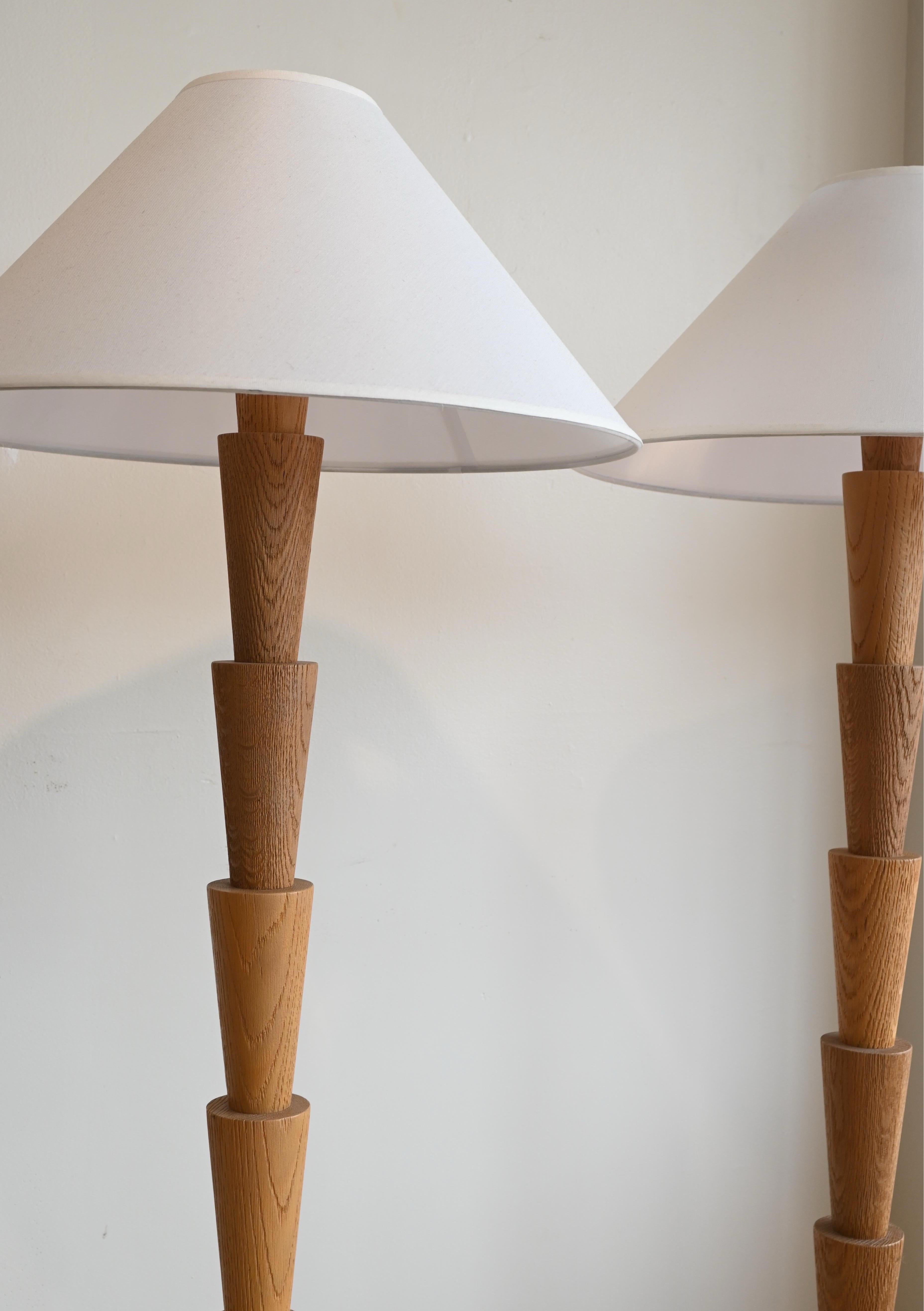 XXIe siècle et contemporain Lampadaires en chêne blanc sculpté en vente