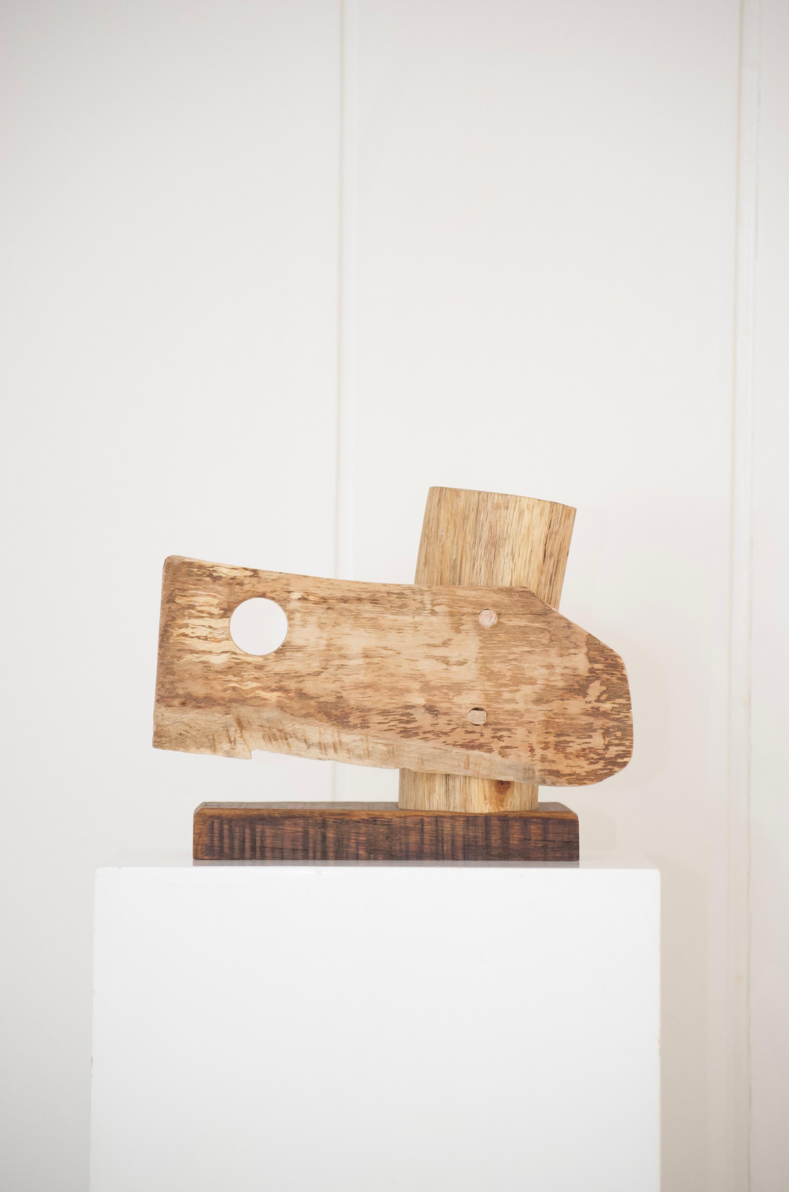 Degivry
Lampe aus geschnitztem Holz. Eichen- und Eschenholz.
Frankreich 
H. 23cm, B. 23 cm, T. 14 cm