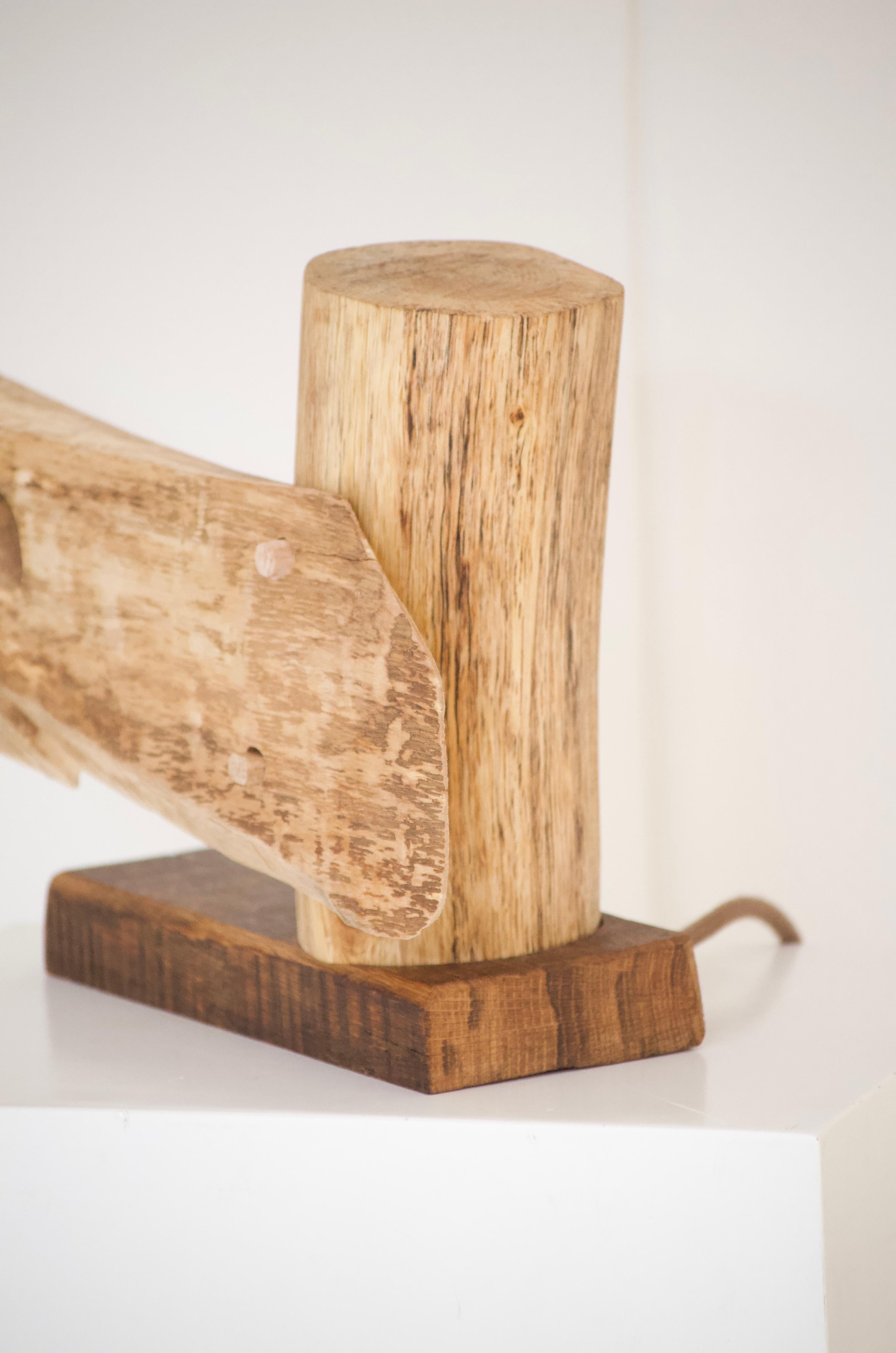 Lampe aus geschnitztem Holz von Degivry, Frankreich (Französisch) im Angebot