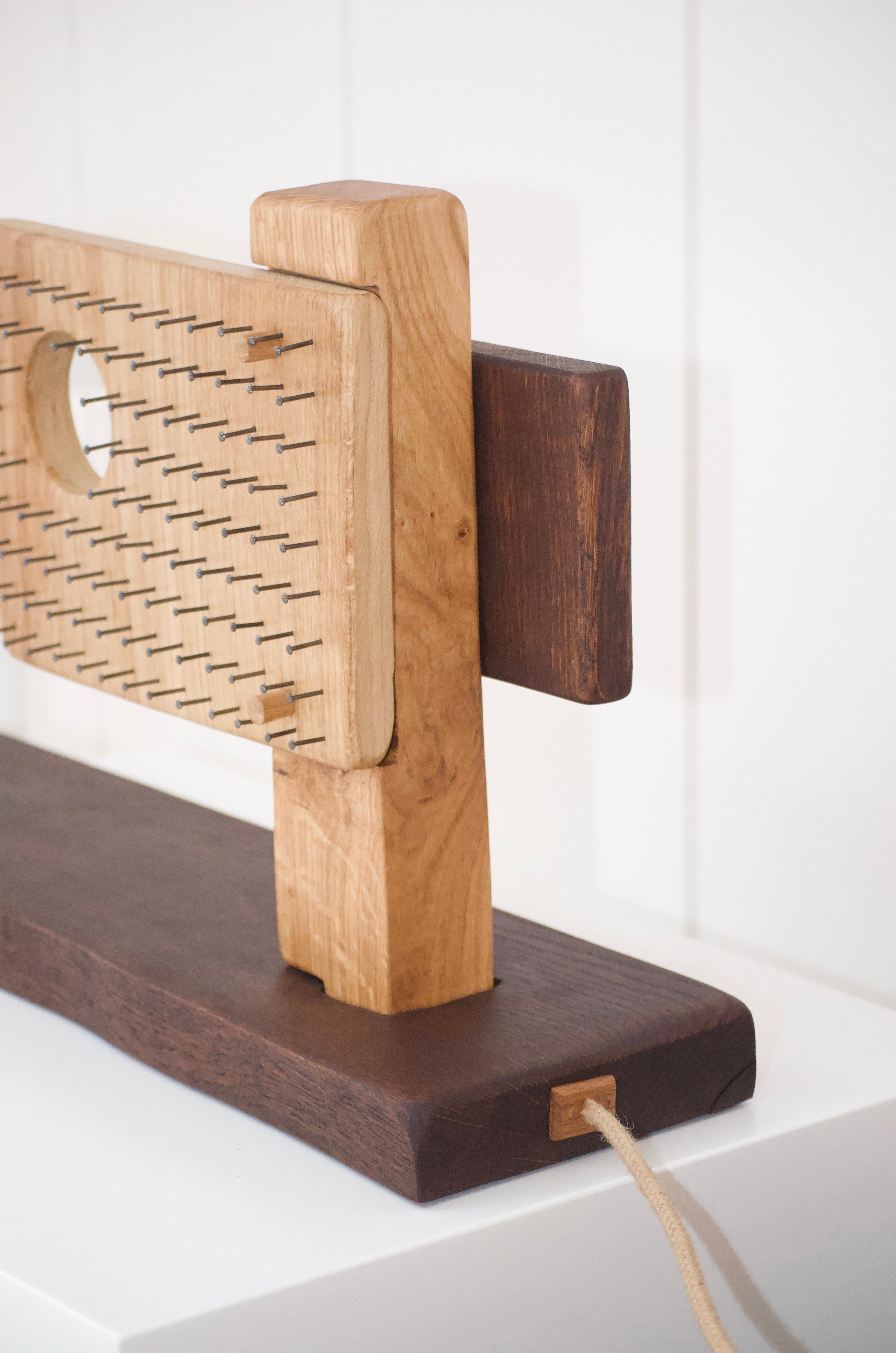 Lampe aus geschnitztem Holz von Degivry, Frankreich (Eichenholz) im Angebot
