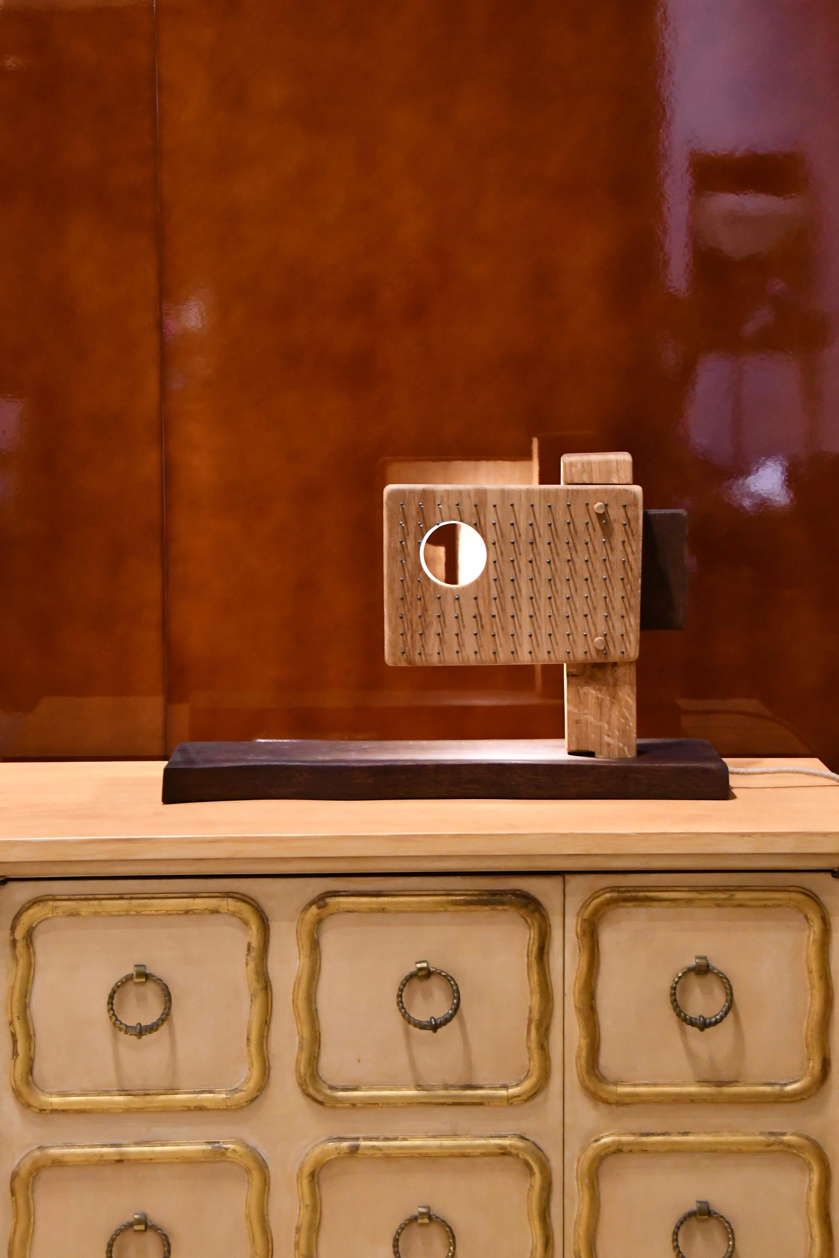 Lampe aus geschnitztem Holz von Degivry, Frankreich im Angebot 1