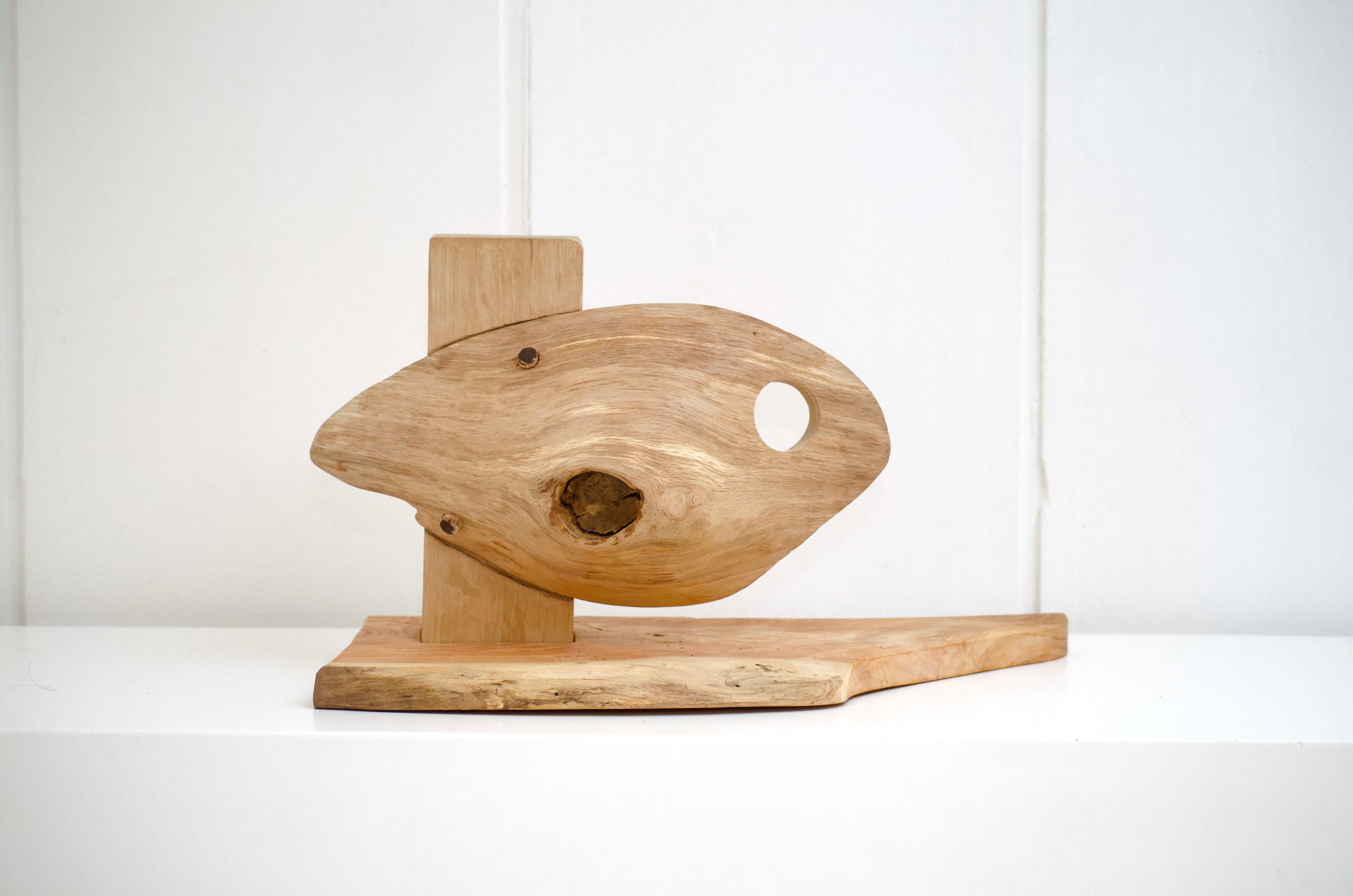 Degivry
Lámpara de madera esculpida. Madera de nogal y roble. 
Francia 
H. 22 cm, An. 40 cm, Pr. 23 cm