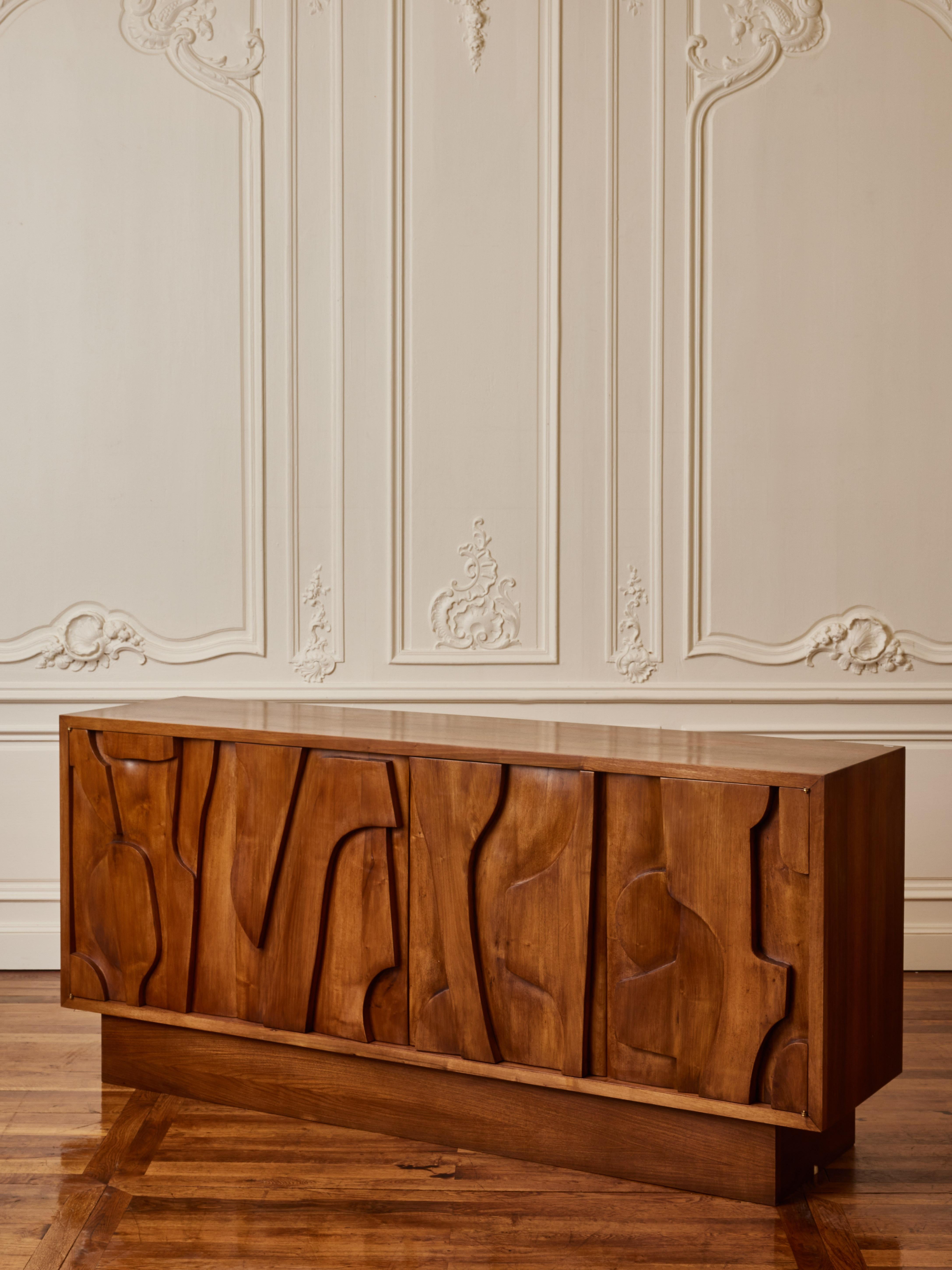 4-türiges Sideboard aus geschnitztem Holz.
Gestaltung durch das Studio Glustin.