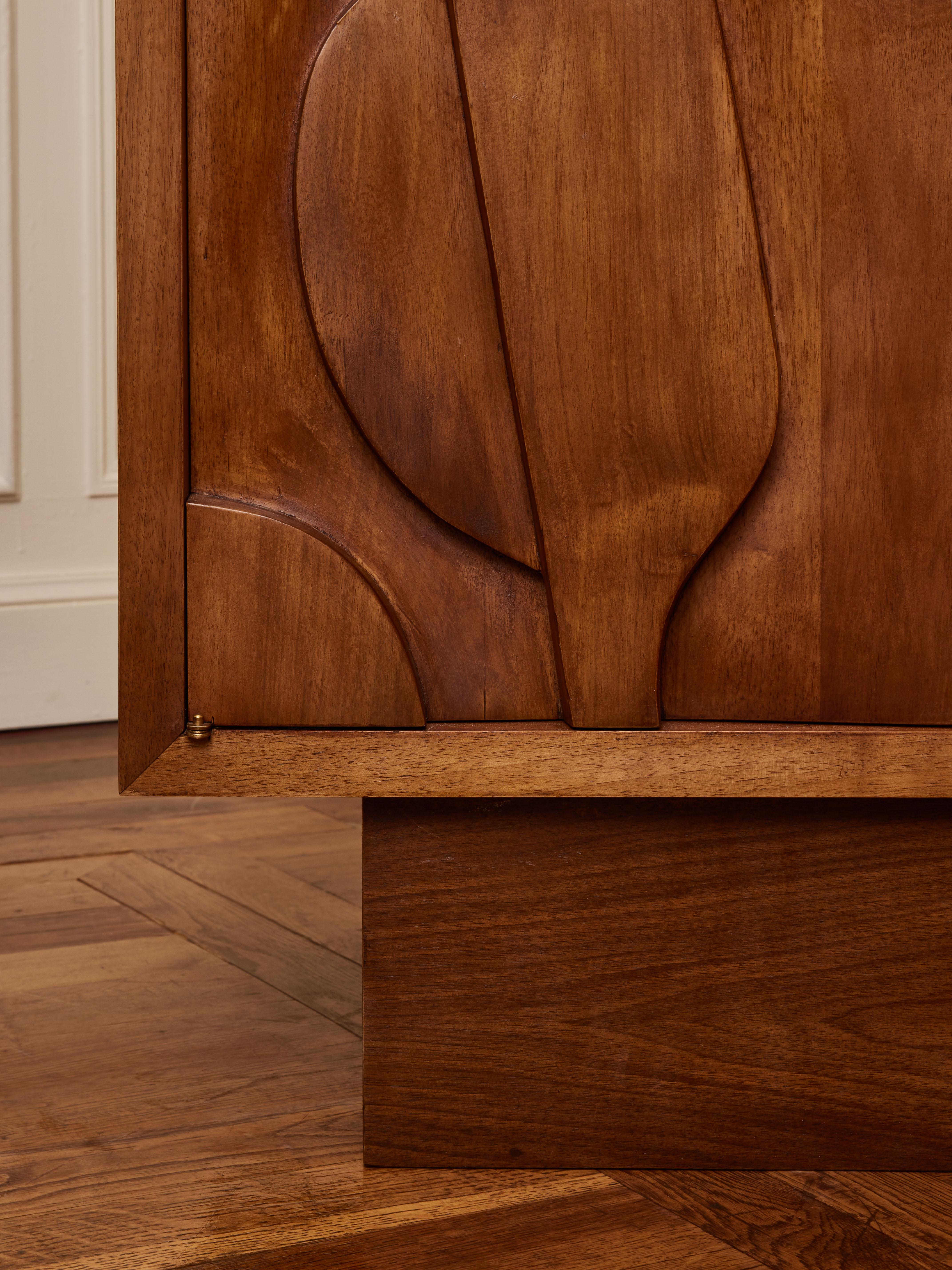Sculpted Wood Sideboard by Studio Glustin In Excellent Condition For Sale In Saint-Ouen (PARIS), FR