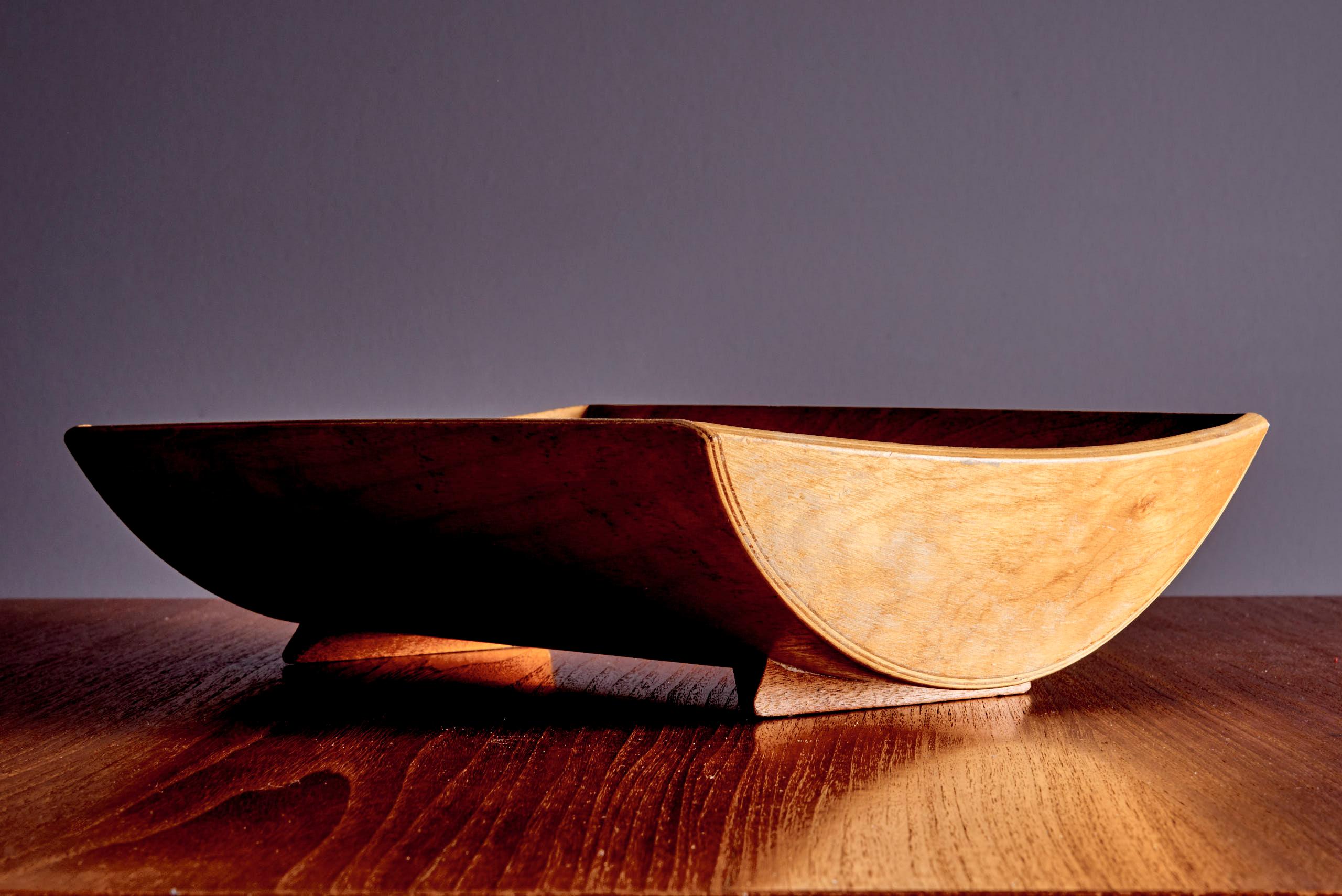 Ciotola rettangolare in legno scolpito di Glenwood, Burbank, California. La forma ha lati curvi che salgono fino agli angoli appuntiti e poggia su due piedi angolari. Marcato sul lato inferiore Glenwood, Burbank, California. Condizioni vintage con