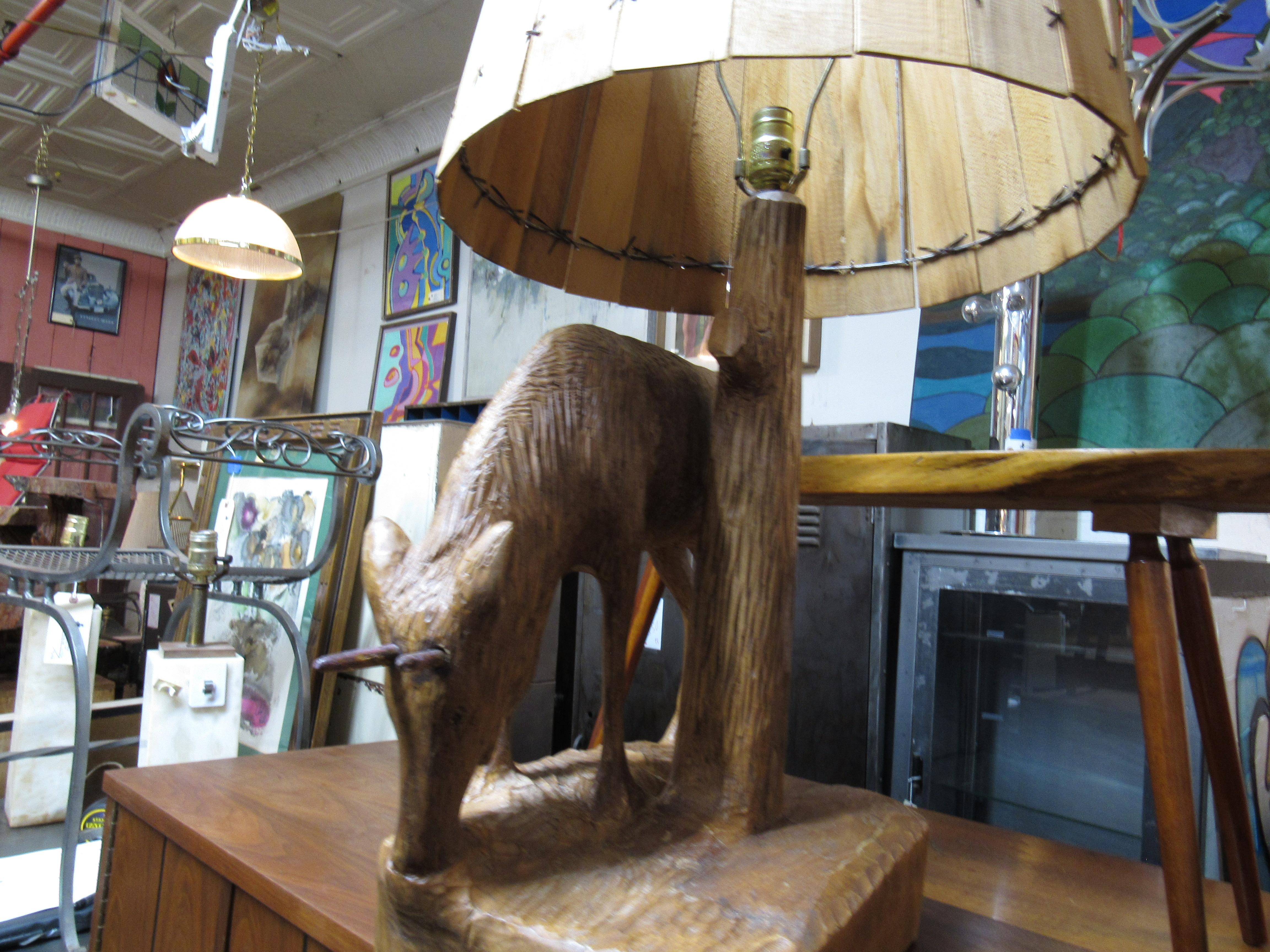 Une lampe de table en bois unique avec une base sculpturale qui représente un élan et un abat-jour en bois, signé par l'artiste. Veuillez confirmer la localisation de l'objet auprès du vendeur (NY/NJ).