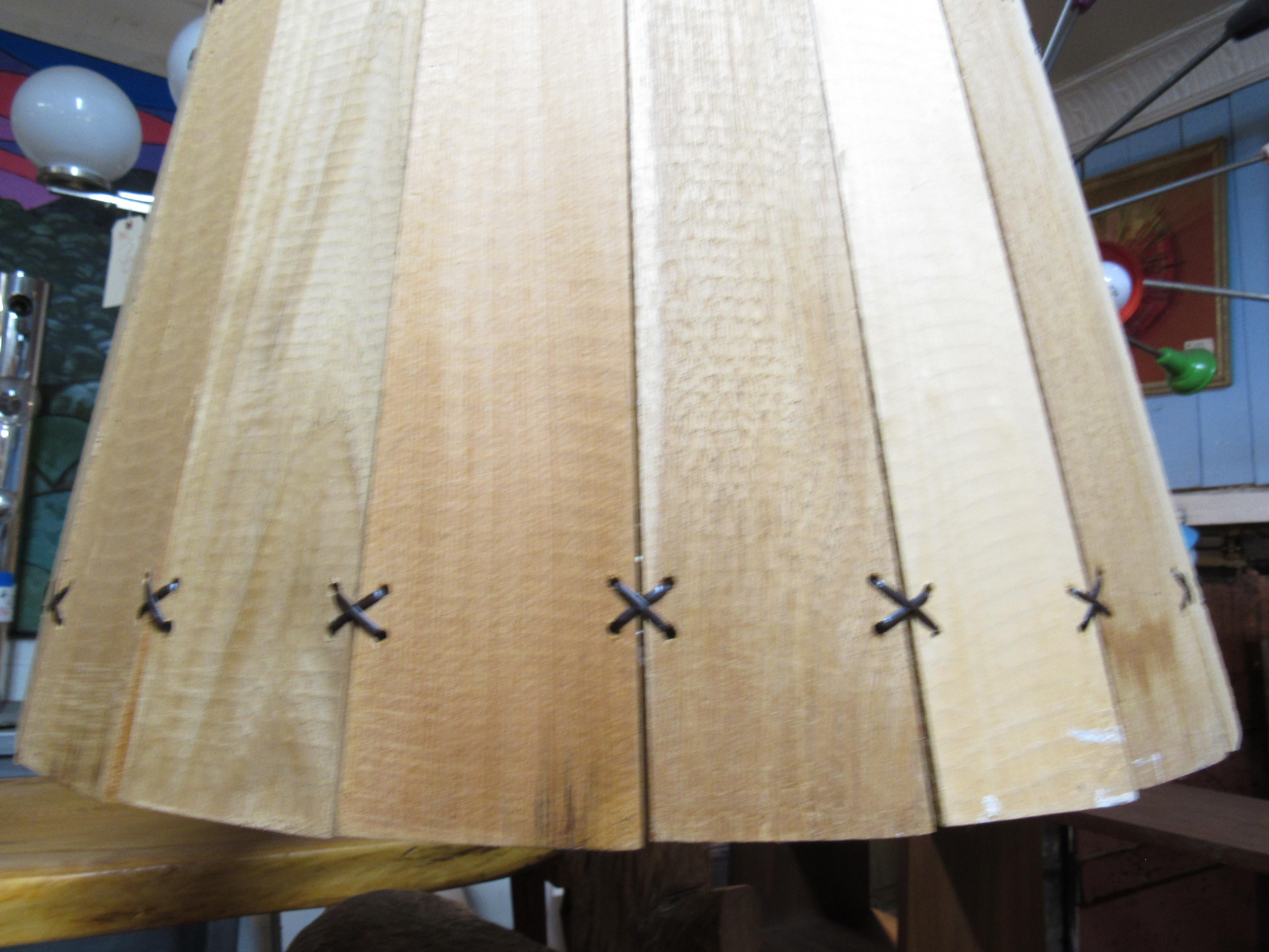 Autre Lampe de table Arthuer Dube en bois sculpté