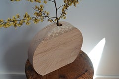 Vase en bois sculpté