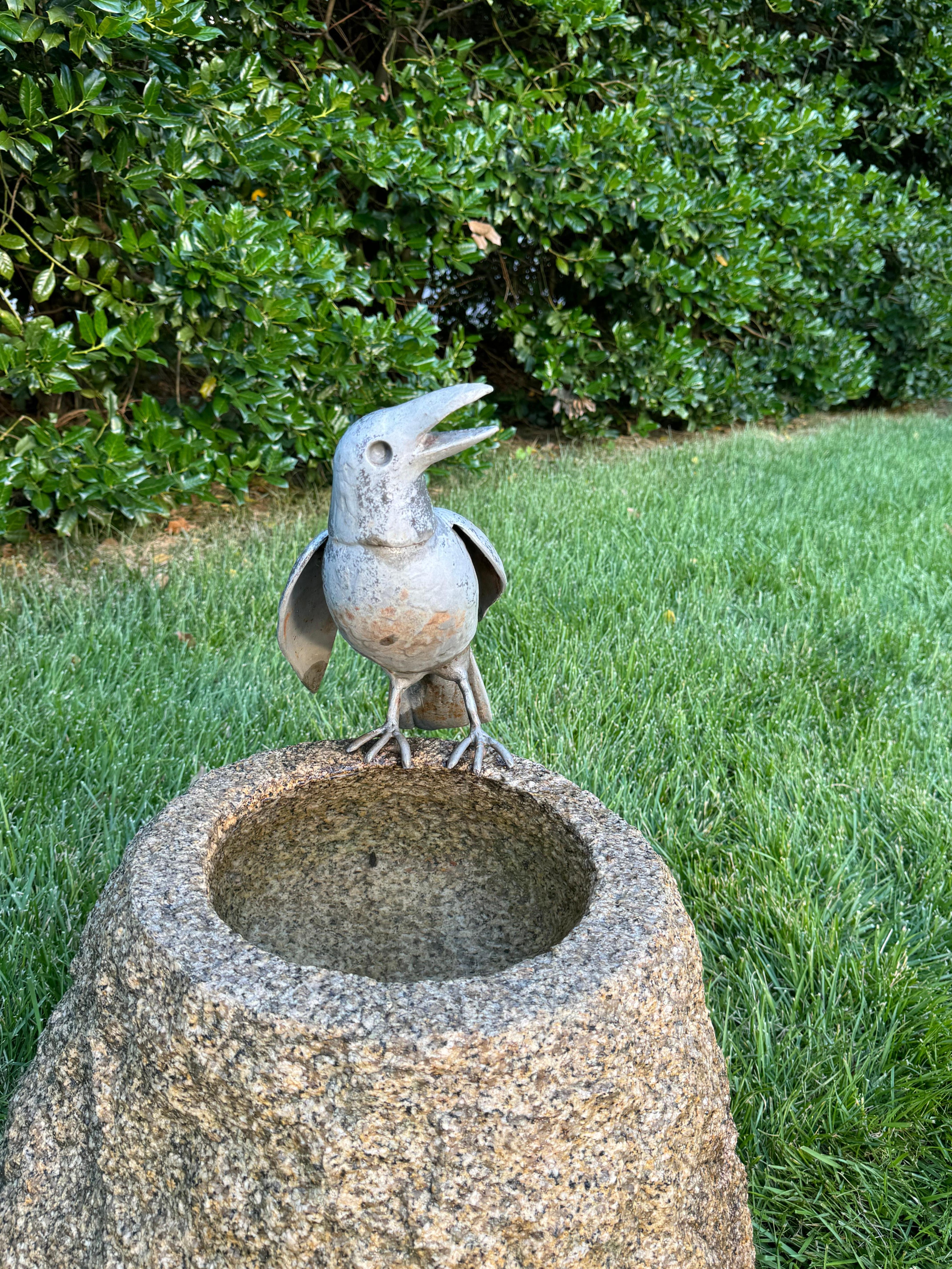 Sculpteur William Conrad Severson des années 1970, sculpture de Crow au plomb et bain d'oiseau en granit en vente 3