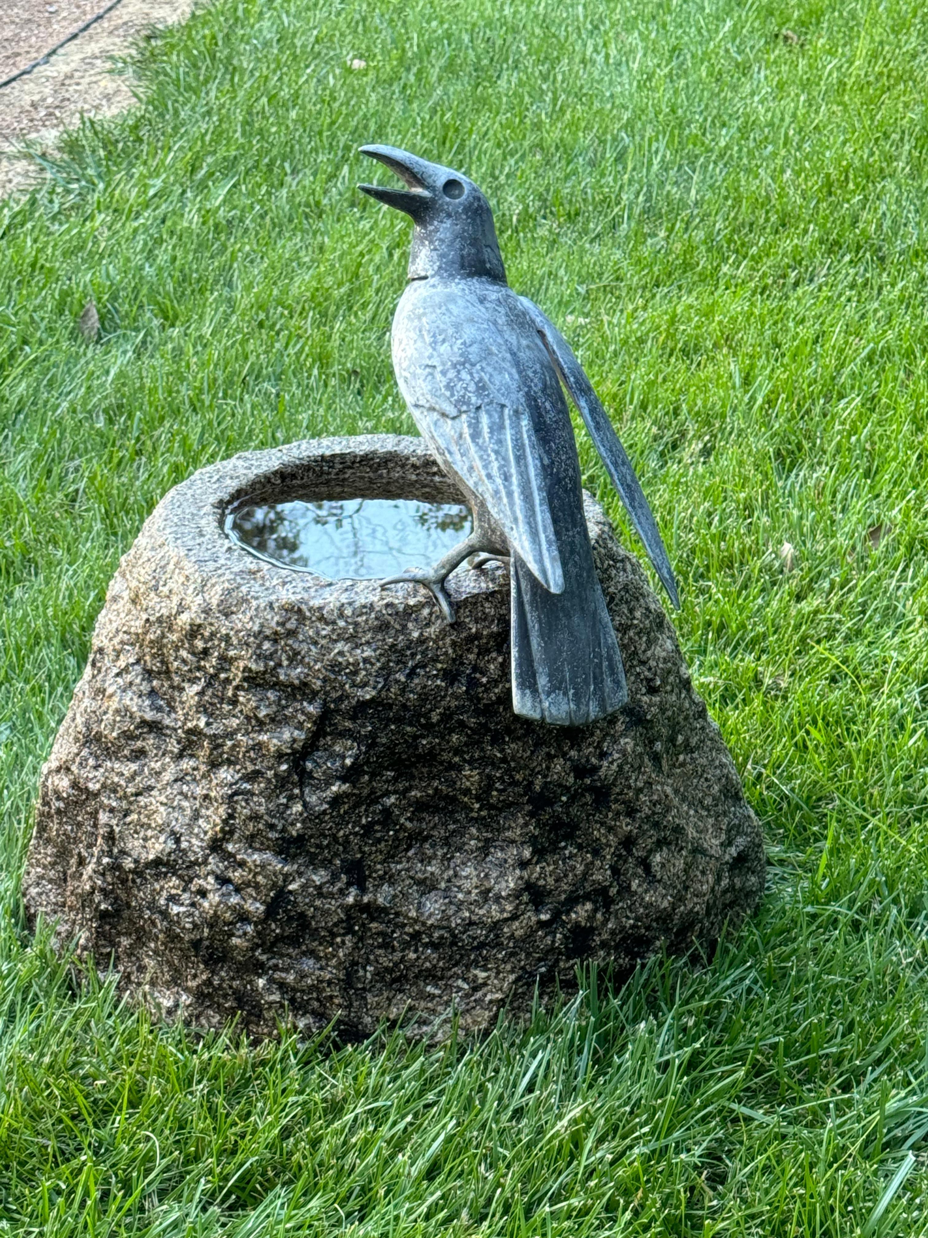 Sculpteur William Conrad Severson des années 1970, sculpture de Crow au plomb et bain d'oiseau en granit en vente 4