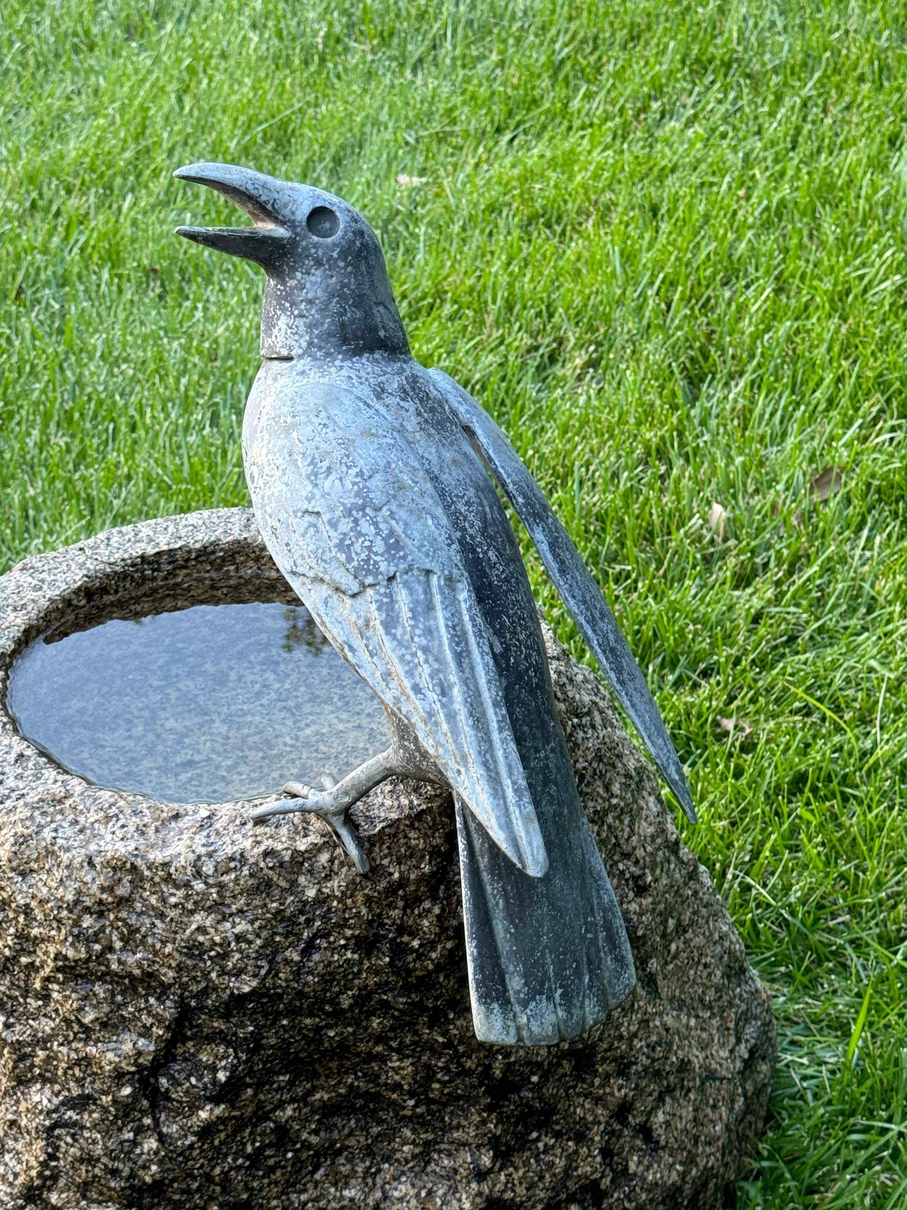 Sculpteur William Conrad Severson des années 1970, sculpture de Crow au plomb et bain d'oiseau en granit en vente 5