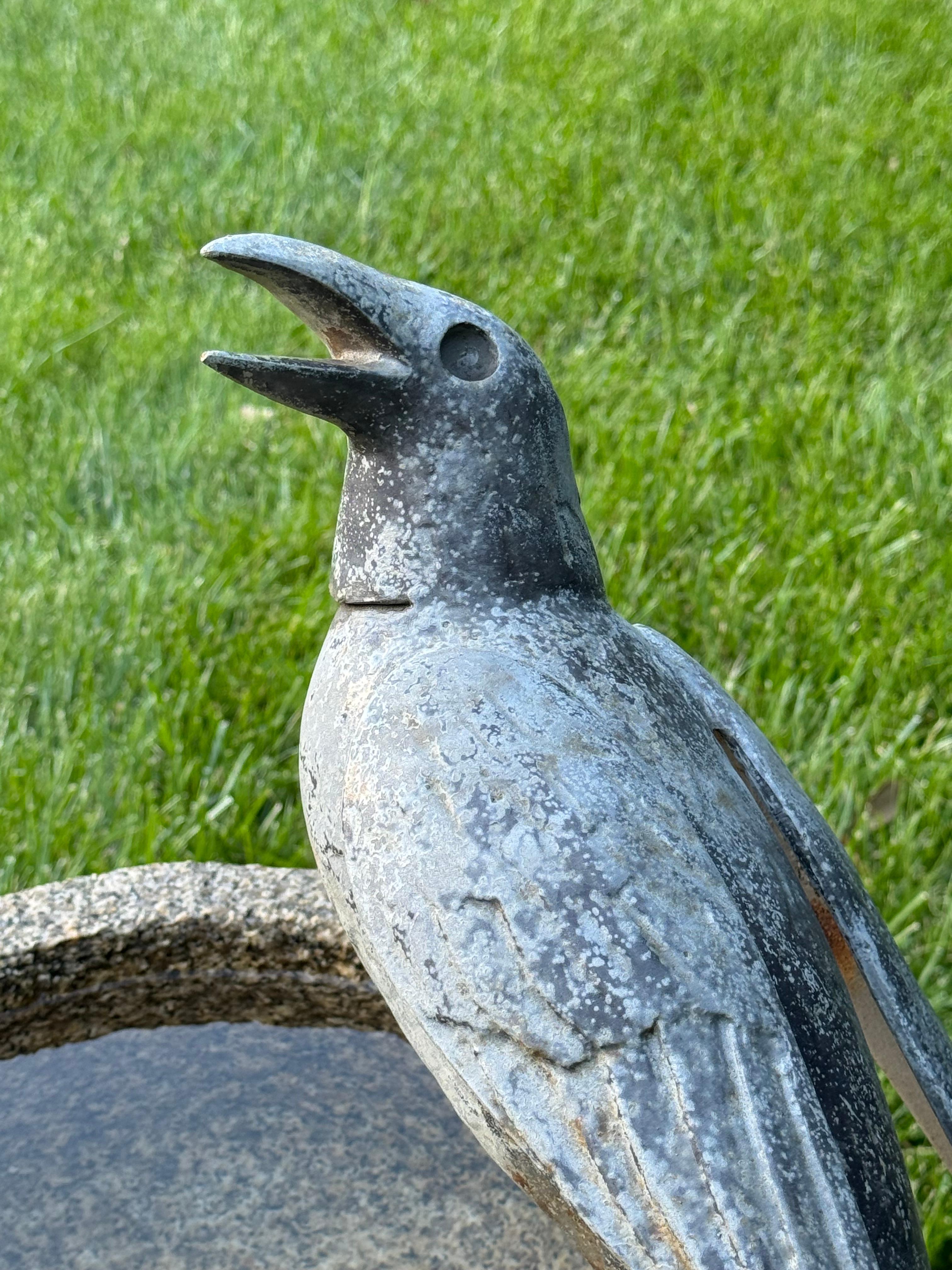 Sculpteur William Conrad Severson des années 1970, sculpture de Crow au plomb et bain d'oiseau en granit en vente 6