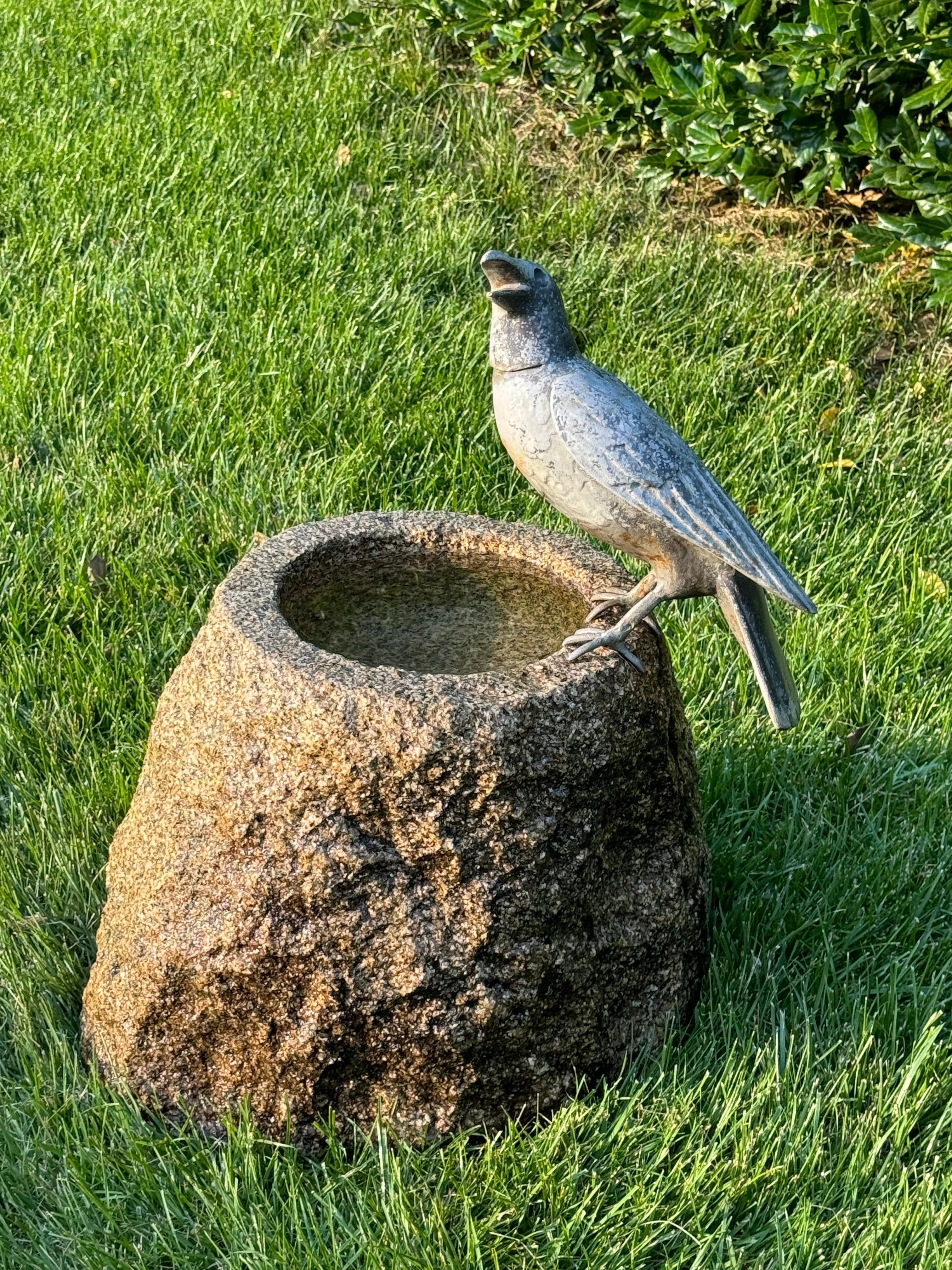 Sculpteur William Conrad Severson des années 1970, sculpture de Crow au plomb et bain d'oiseau en granit en vente 7