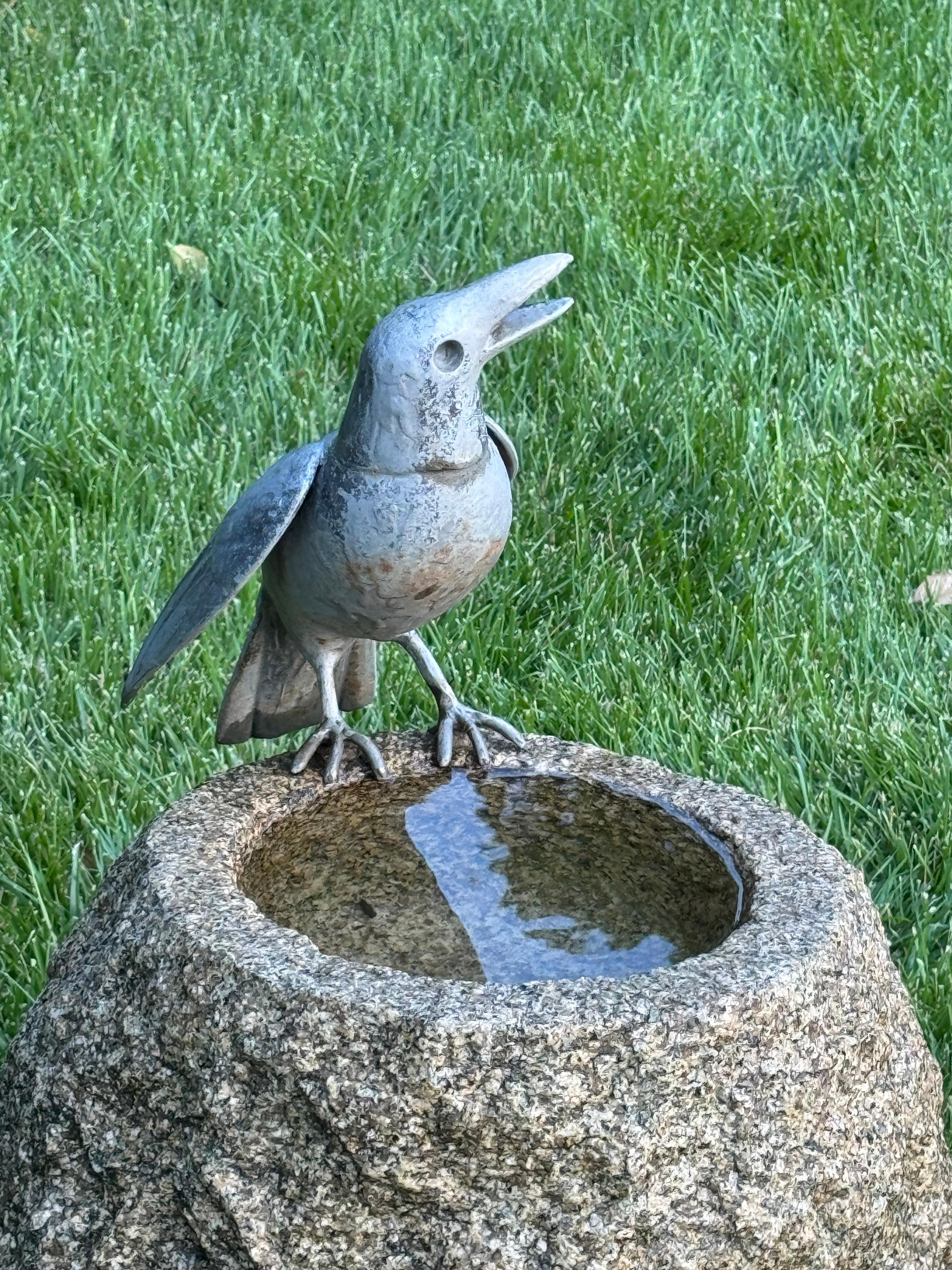 Sculpteur William Conrad Severson des années 1970, sculpture de Crow au plomb et bain d'oiseau en granit en vente 8