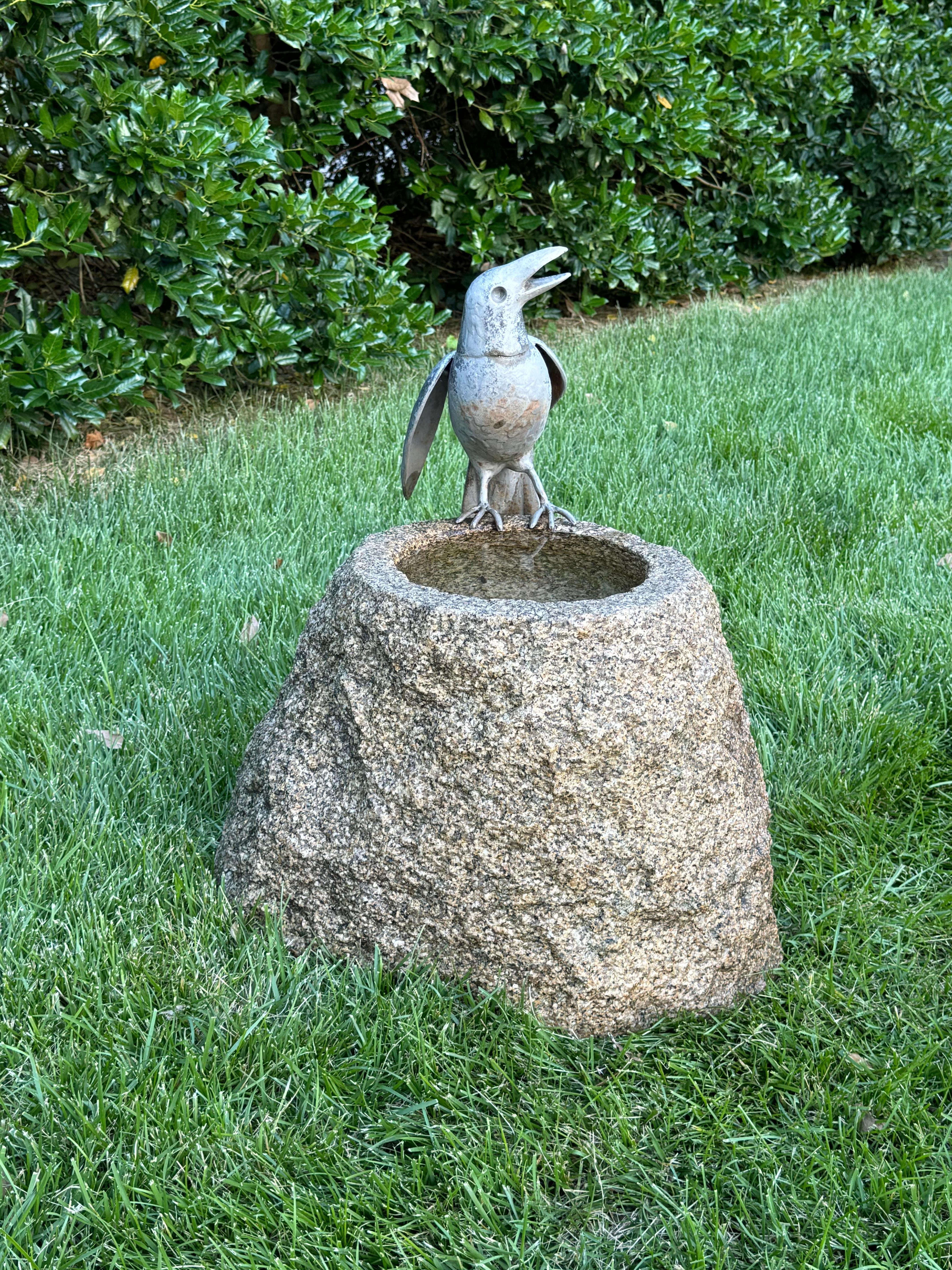 Sculpteur William Conrad Severson des années 1970, sculpture de Crow au plomb et bain d'oiseau en granit en vente 9
