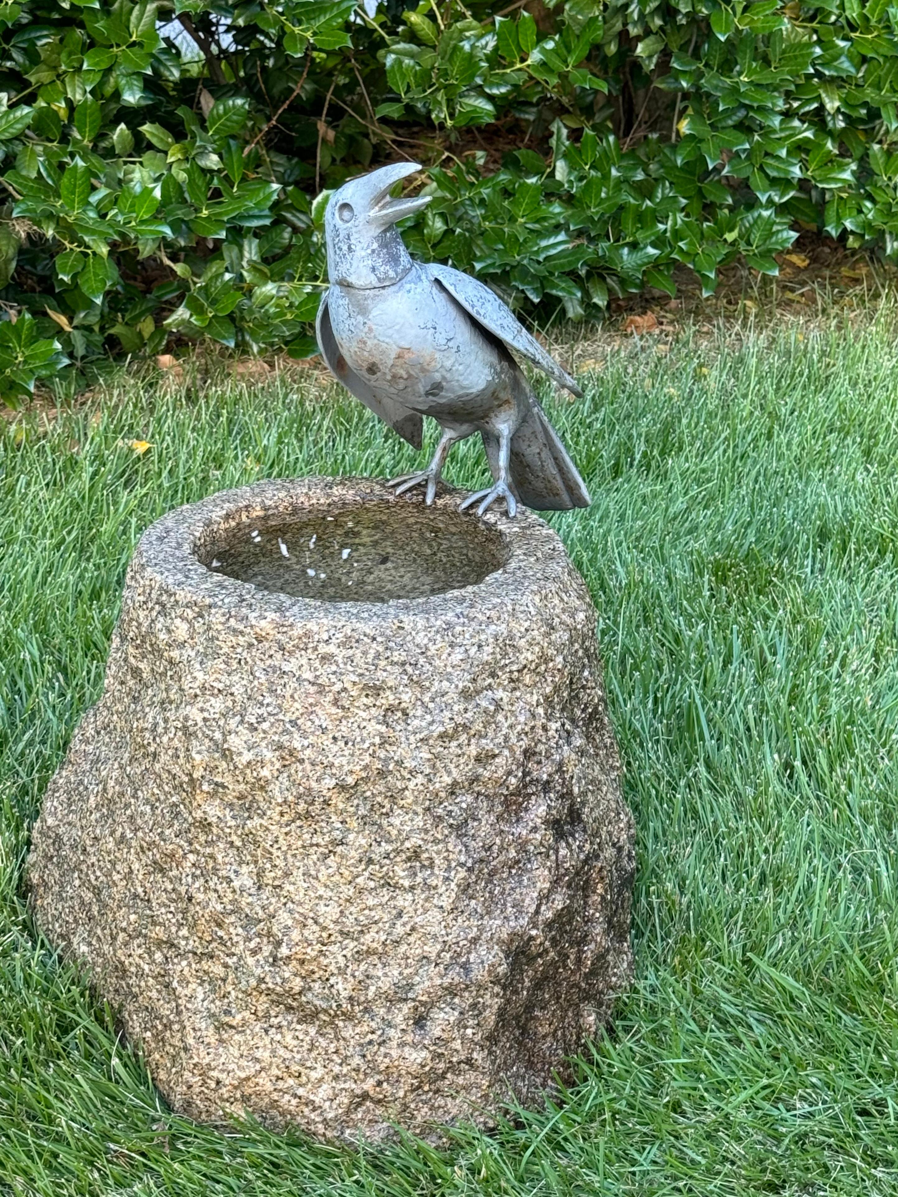 Mid-Century Modern Sculpteur William Conrad Severson des années 1970, sculpture de Crow au plomb et bain d'oiseau en granit en vente