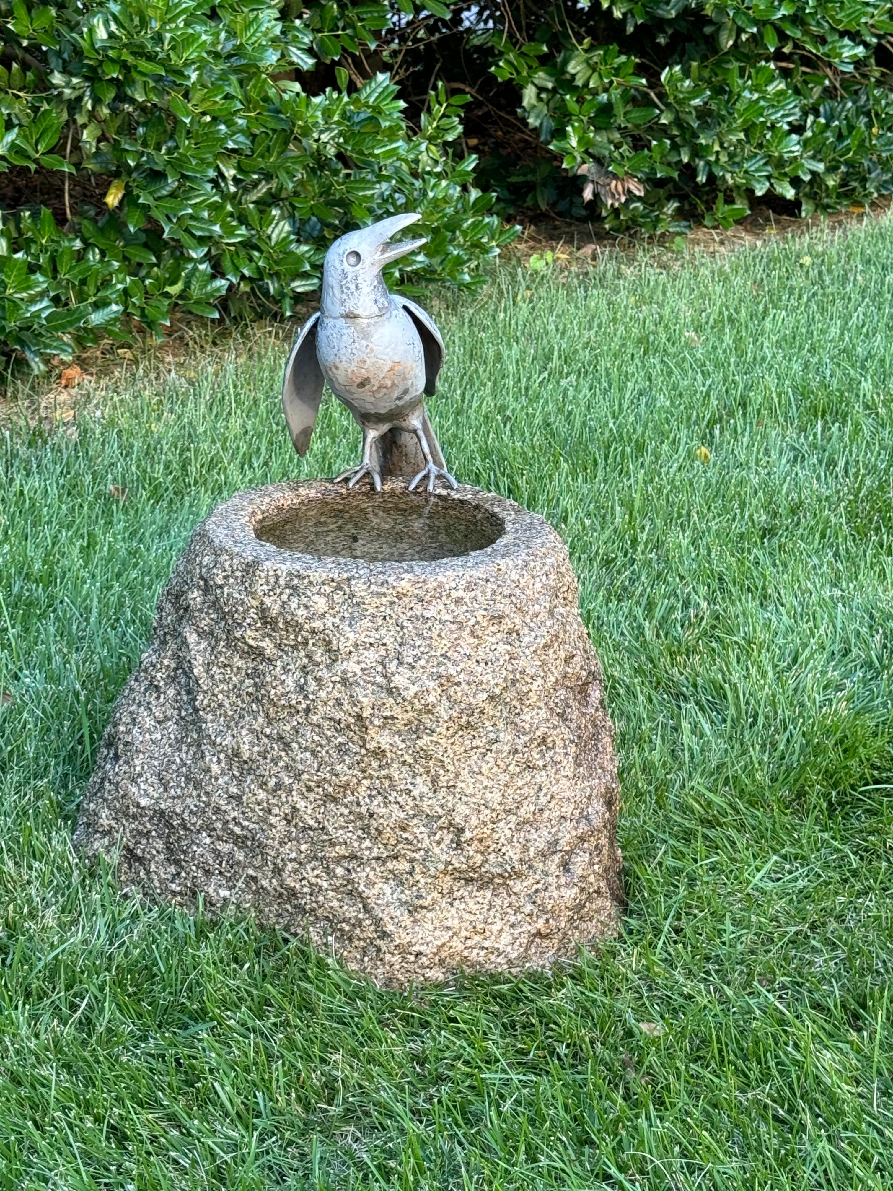 Américain Sculpteur William Conrad Severson des années 1970, sculpture de Crow au plomb et bain d'oiseau en granit en vente