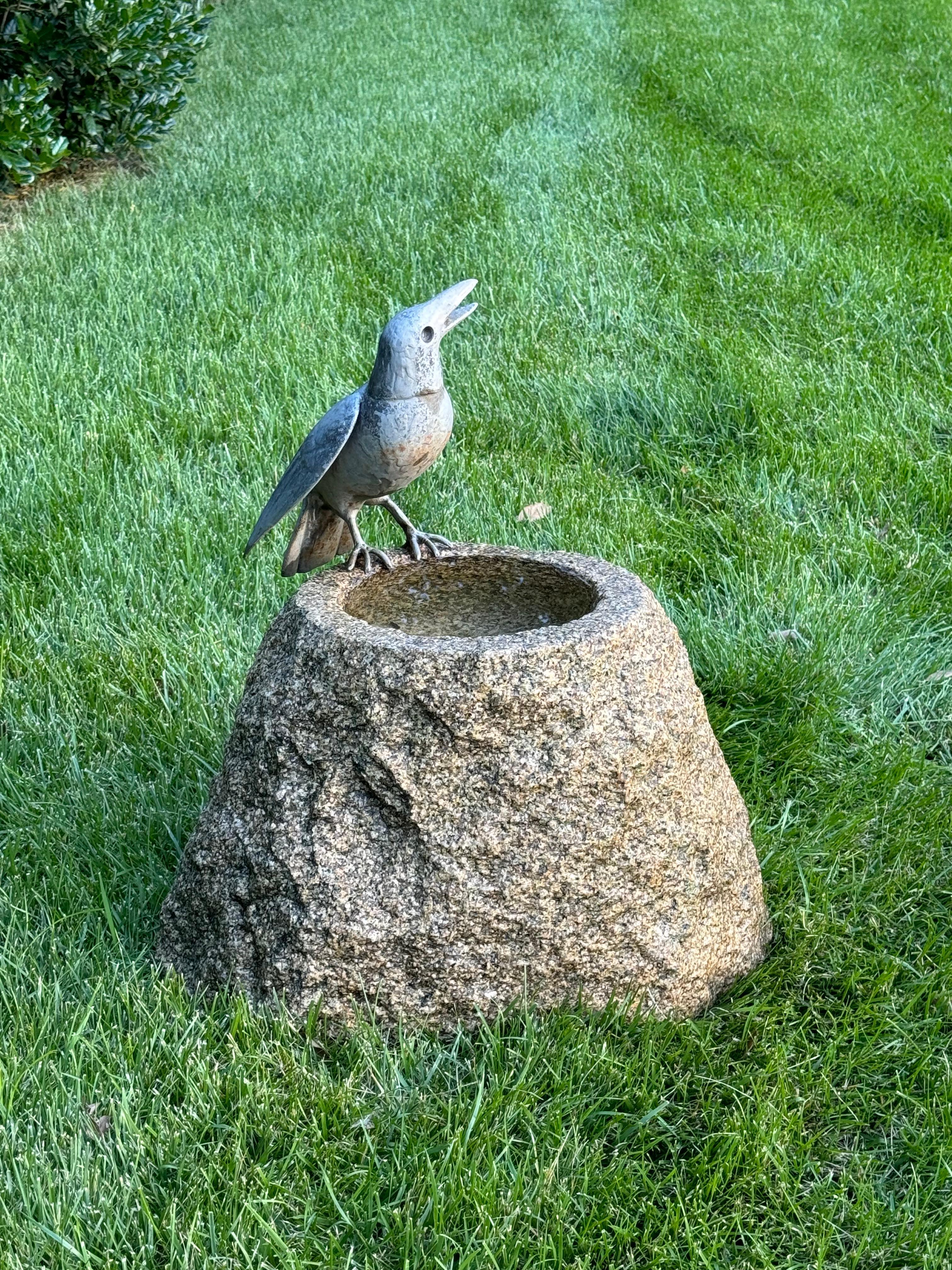 Sculpteur William Conrad Severson des années 1970, sculpture de Crow au plomb et bain d'oiseau en granit Bon état - En vente à St. Louis, MO